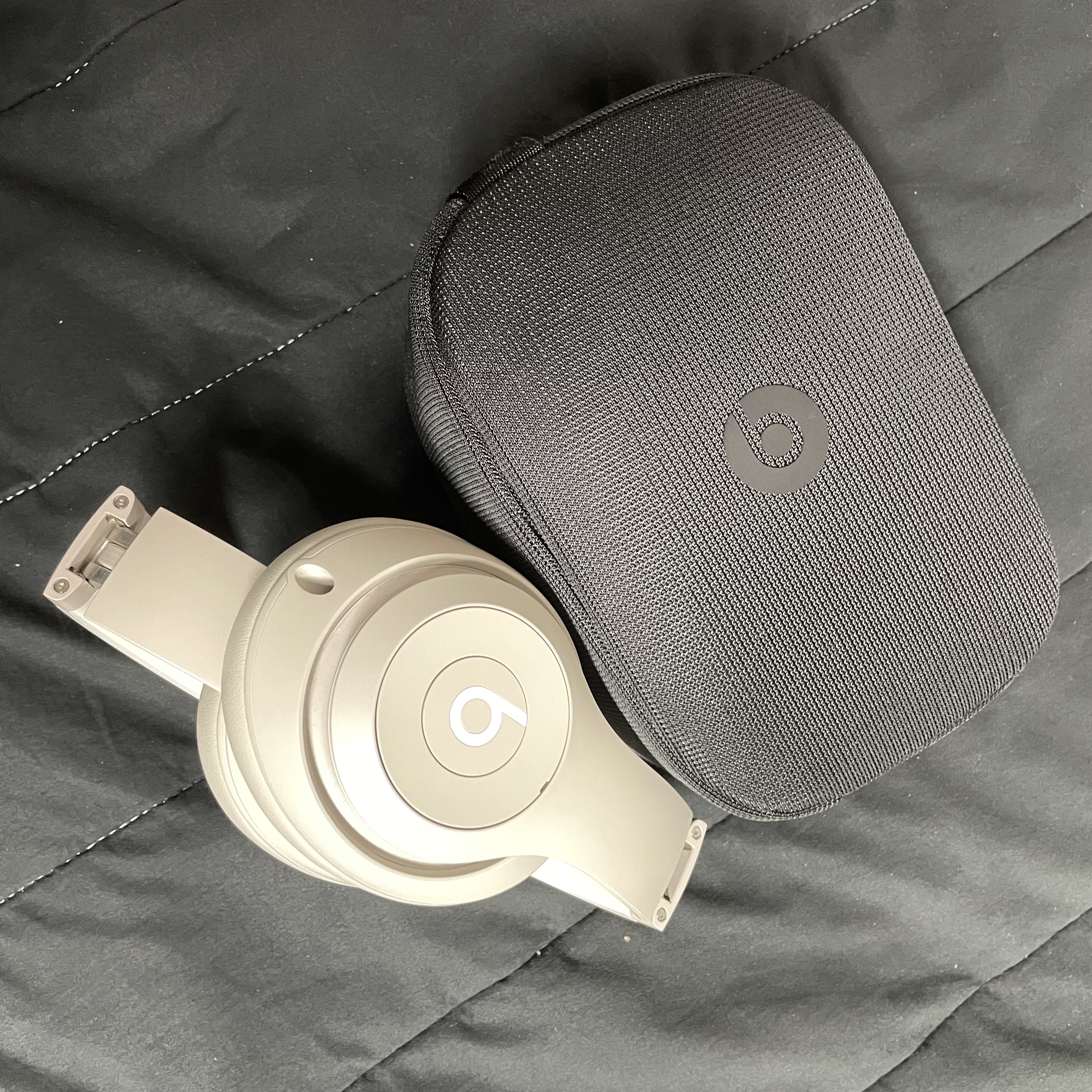Beats Studio Pro Wireless Over Ear Headphone Sandstone (Korean Ver.) 착용 스타일 - 2