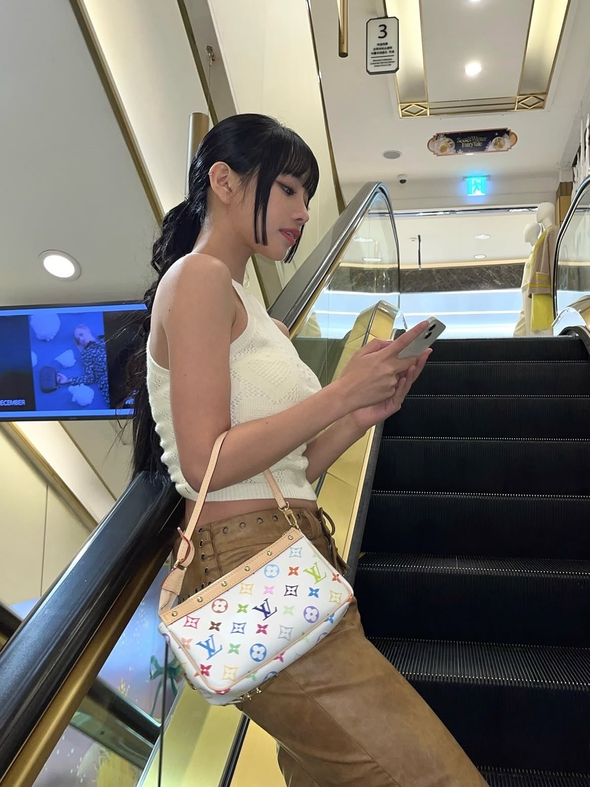 Louis Vuitton x Murakami Takashi Alma BB Multicolor White, Louis Vuitton x Murakami Takashi Pochette Accessoires Multicolor Blanc 착용 스타일 - 2