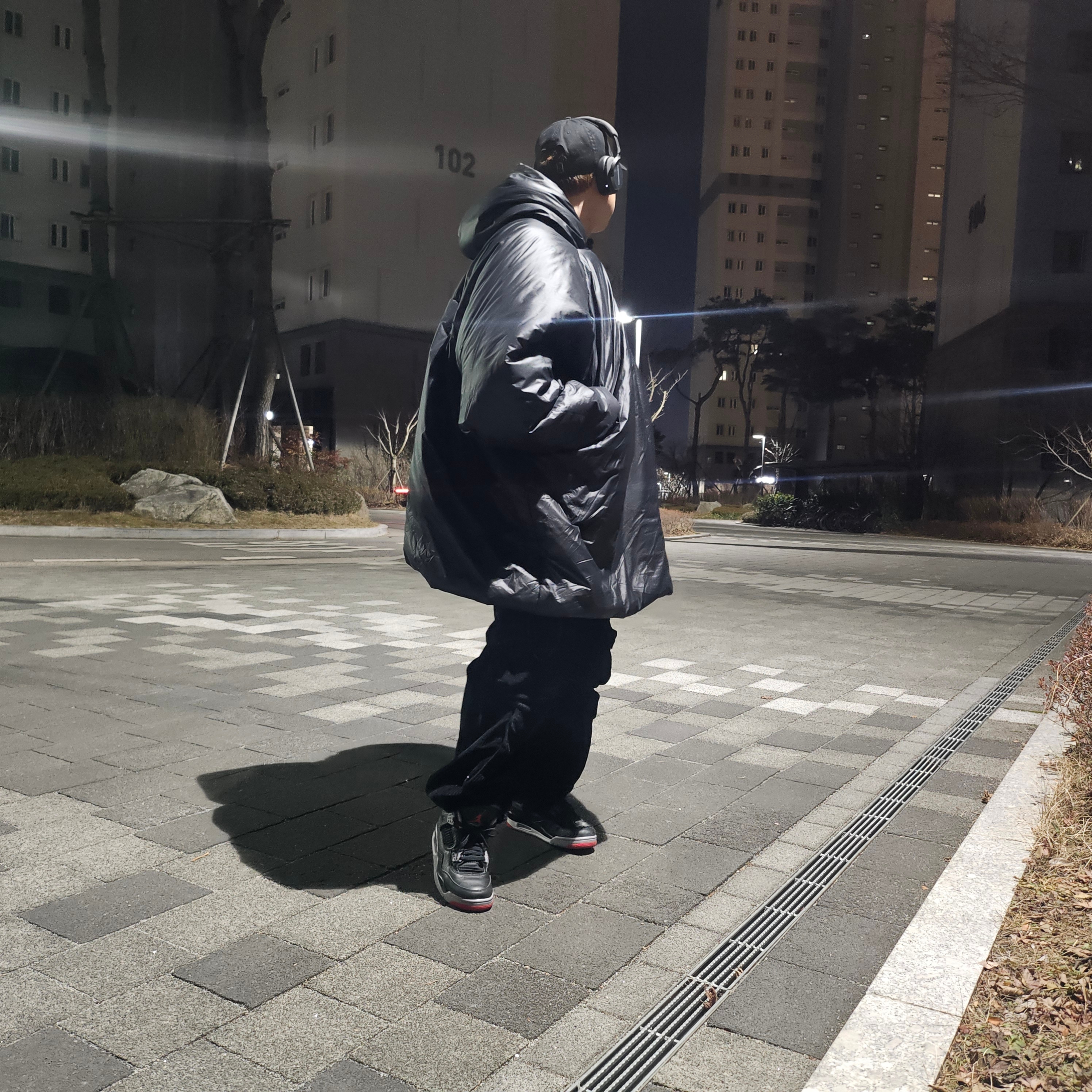 Supreme Warm Up 6-Panel Black - 23FW, Jordan 4 Retro Bred Reimagined 착용 스타일 - 3