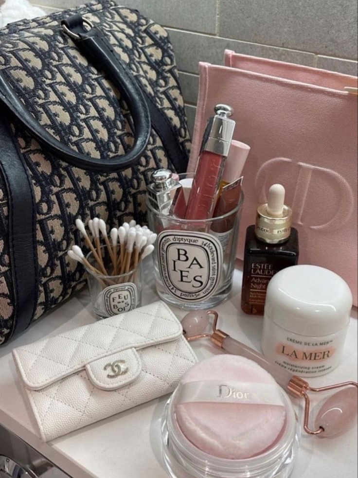 Dior Small Lady Bag Powder Pink, (W) Celine Triomphe 01 Sunglasses in Acetate Blonde Havana 착용 스타일 - 2