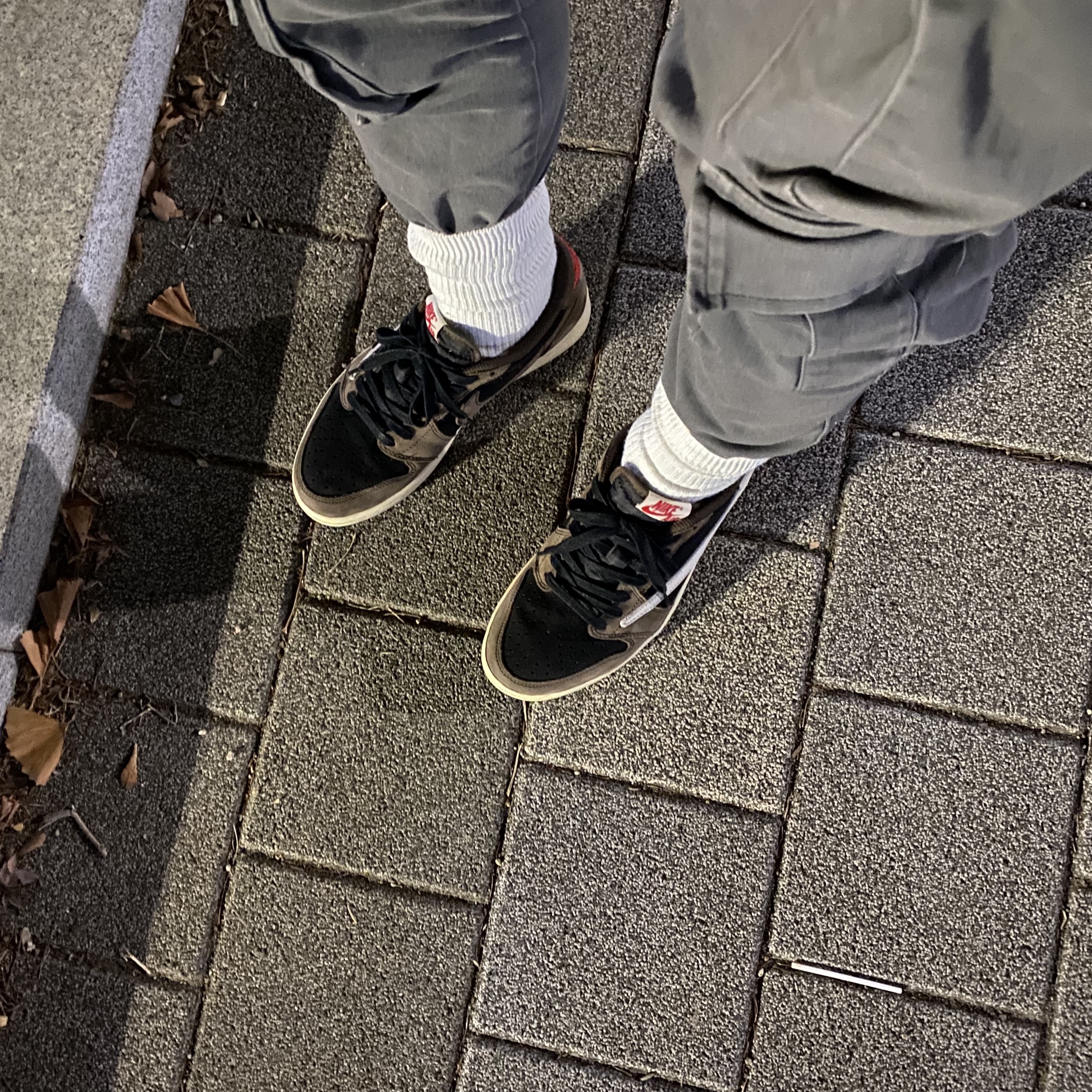 Jordan 1 x Travis Scott Retro Low OG SP Mocha, Jordan 1 x Travis Scott Retro Low OG SP Reverse Olive 착용 스타일 - 2