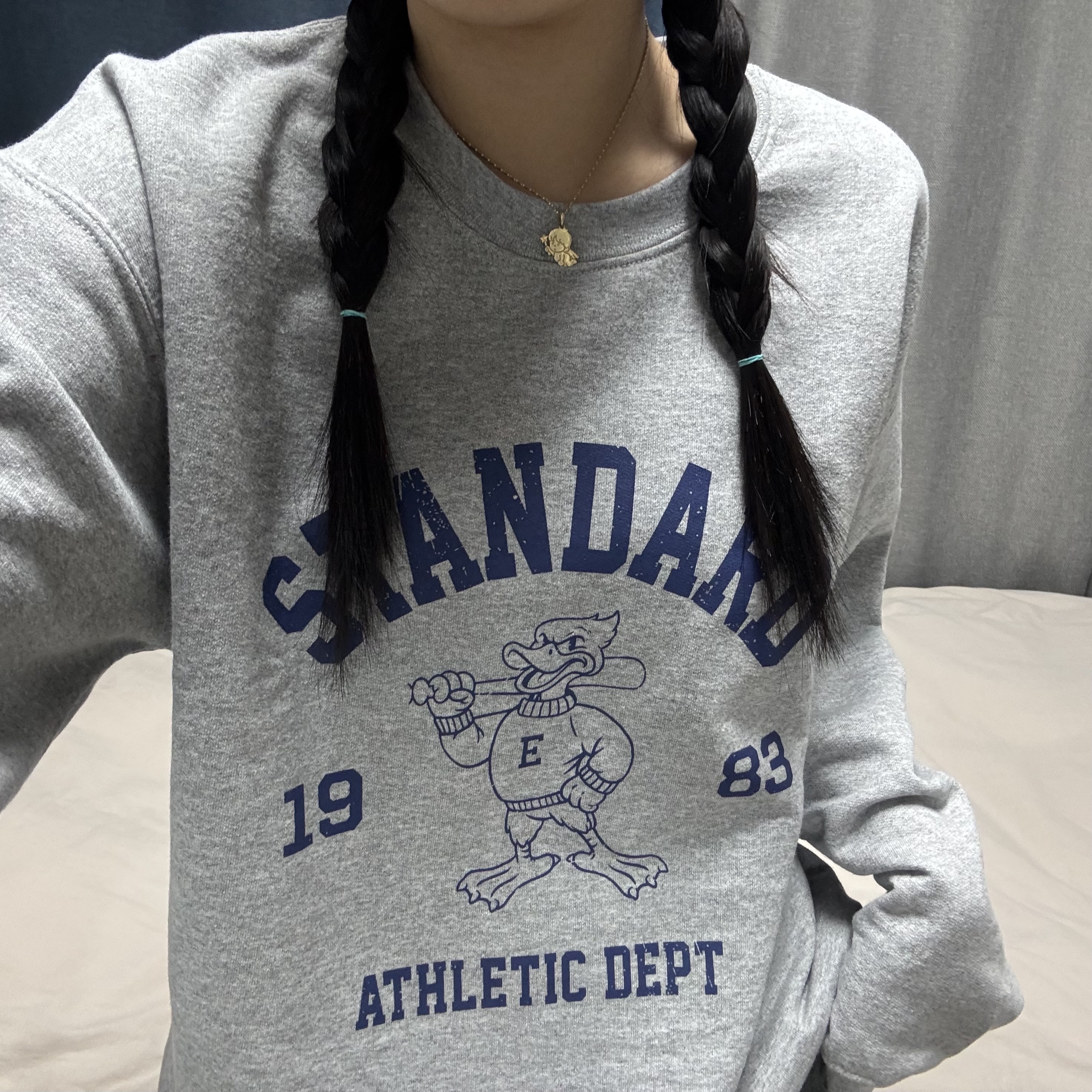 Gildan X EMEM Standard Duck Crewneck Gray 착용 스타일 - 6