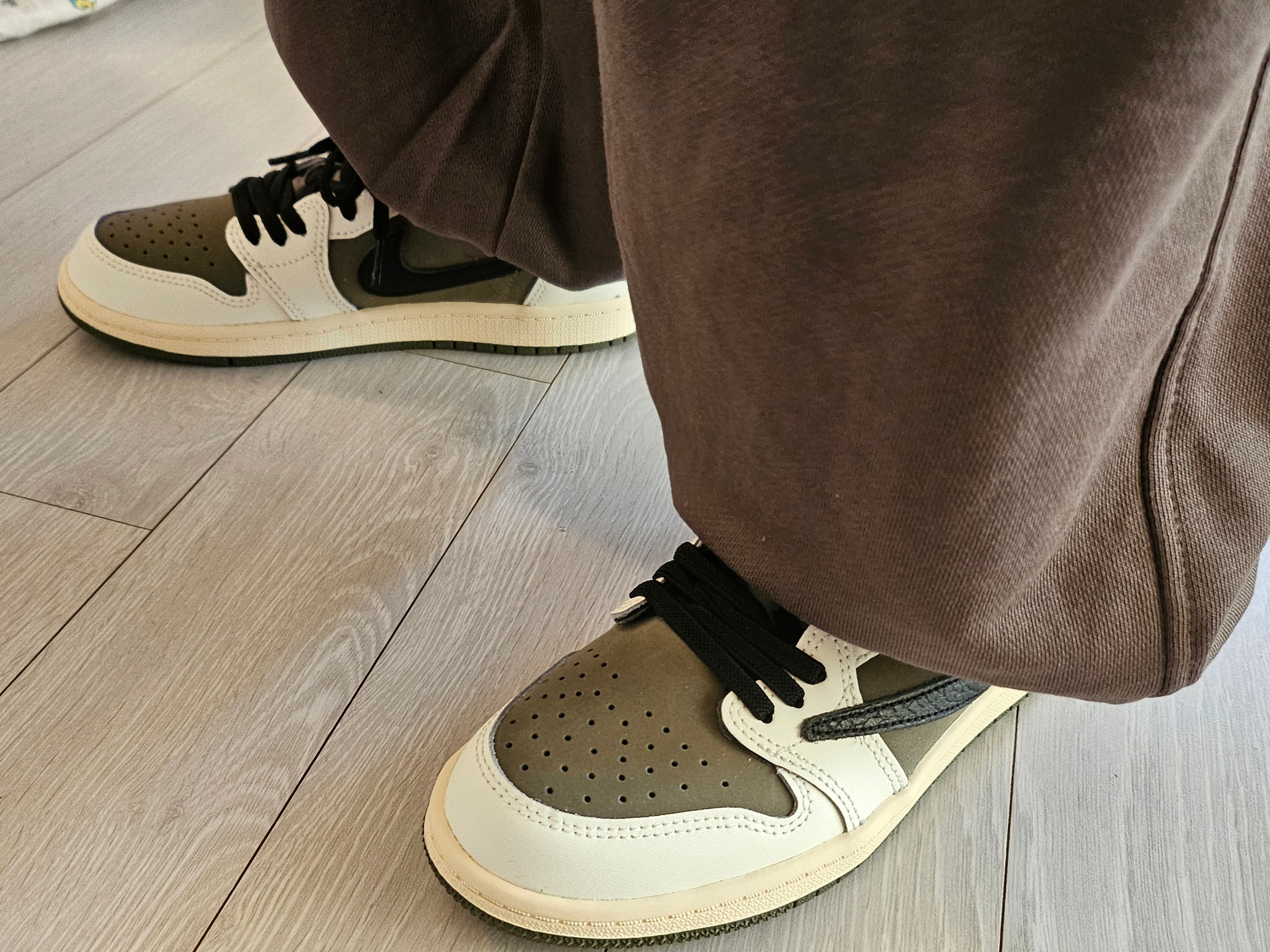 (PS) Jordan 1 x Travis Scott Retro Low OG SP Reverse Olive, Jordan 1 x Travis Scott Retro Low OG SP Reverse Olive 착용 스타일 - 3