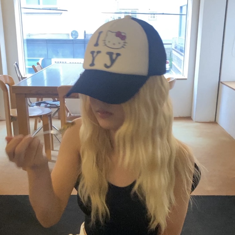 Open Yy x Hello Kitty Trucker Cap Black 착용 스타일 - 2