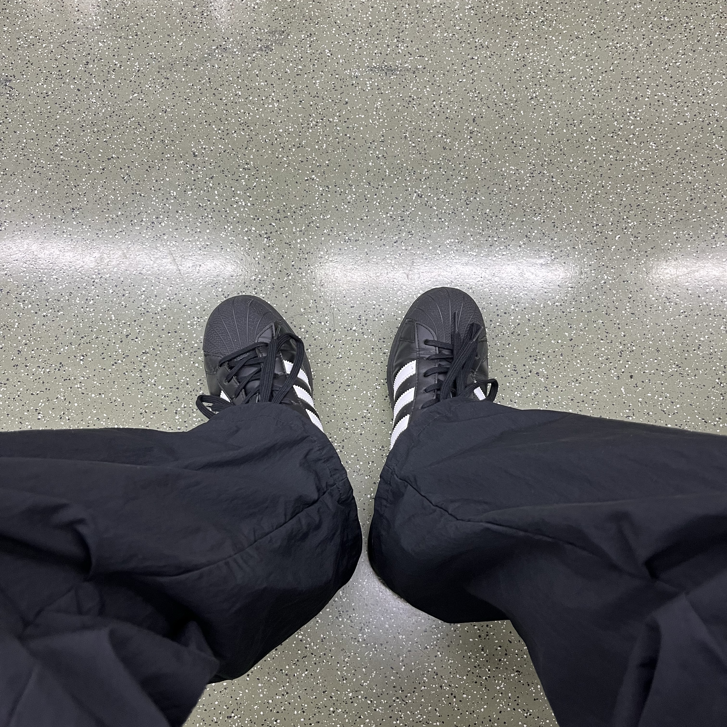 Adidas Superstar Core Black White 착용 스타일 - 1
