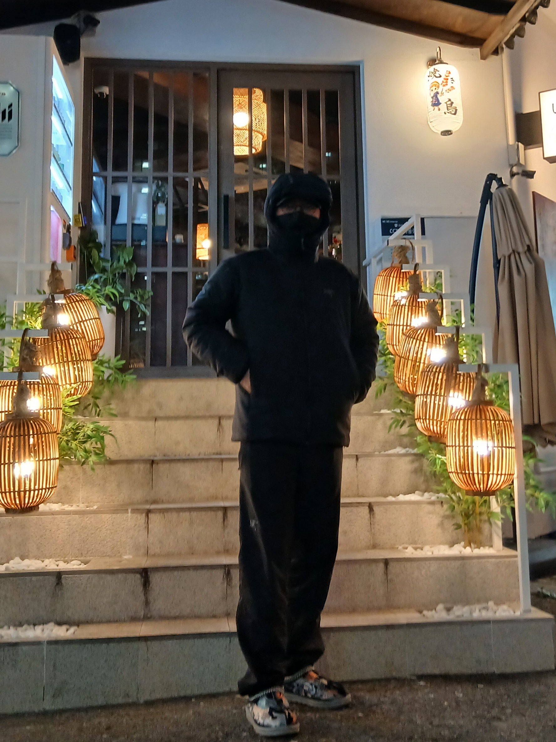 Arc'teryx Atom Heavyweight Hoody Black, UGG x Palace Tasman Slipper Black Camo 착용 스타일 - 2