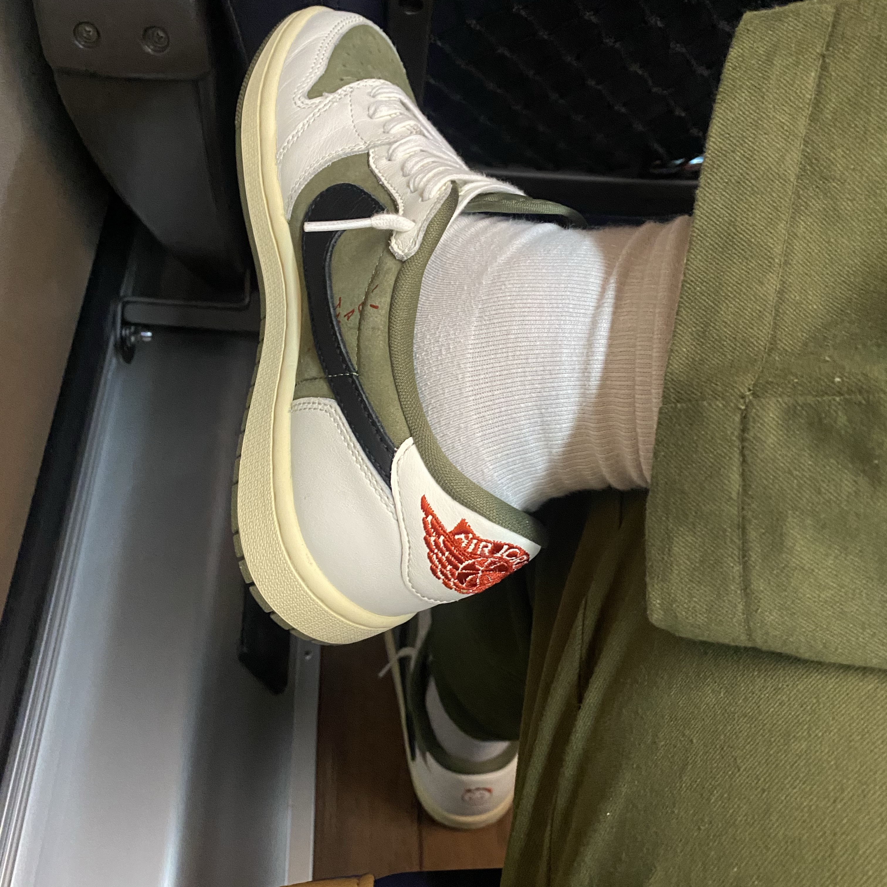 Jordan 1 x Travis Scott Retro Low OG SP Mocha, Jordan 1 x Travis Scott Retro Low OG SP Reverse Olive 착용 스타일 - 4