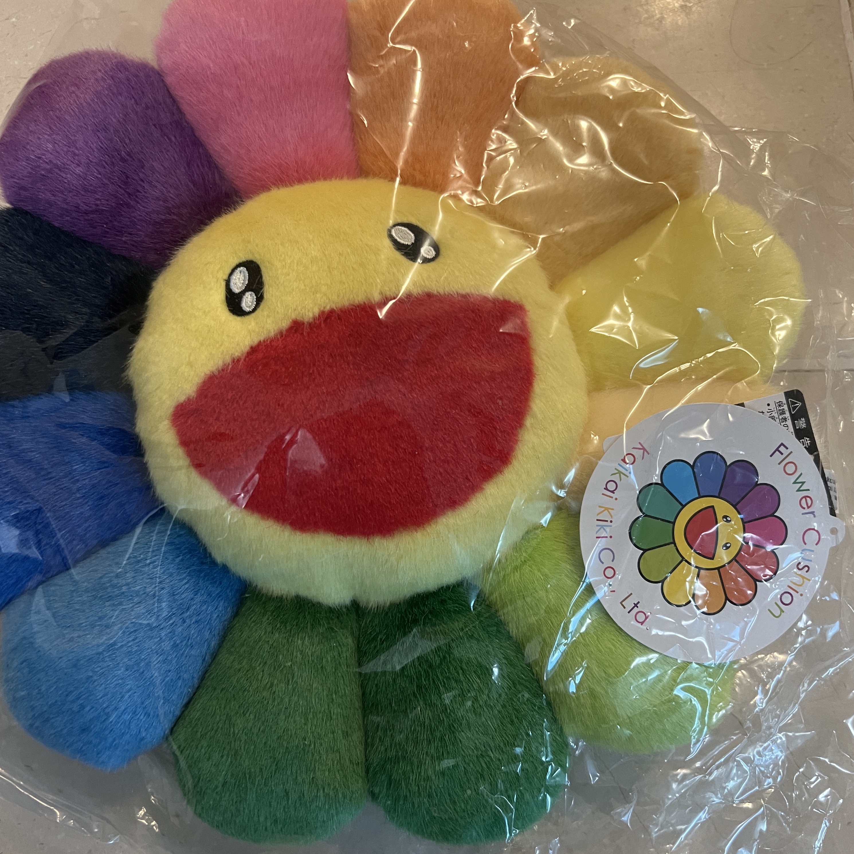 Kaikai Kiki Flower Cushion 30cm Rainbow 착용 스타일