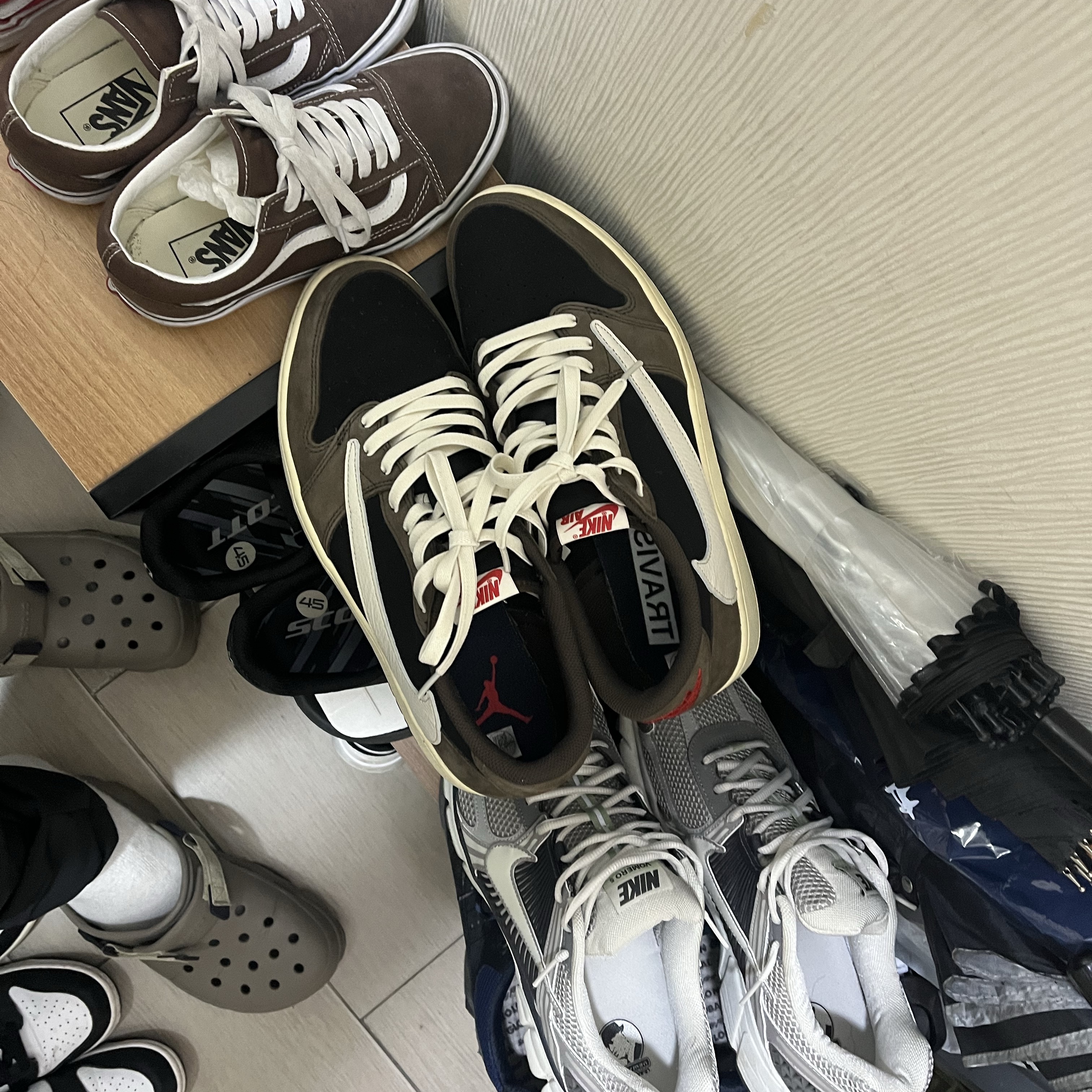 Jordan 1 x Travis Scott Retro Low OG SP Mocha 착용 스타일