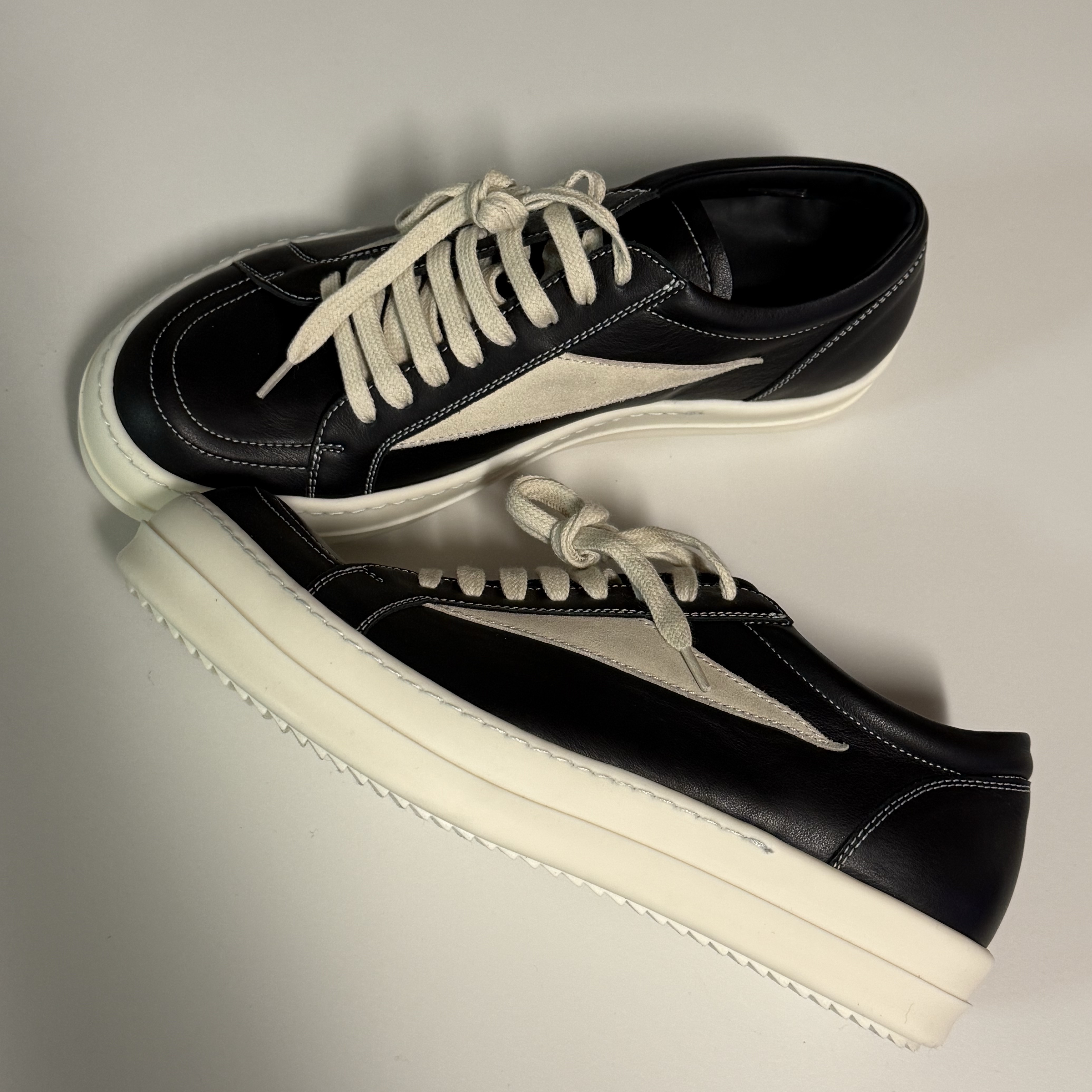 Rick Owens Vintage Sneaks Black Milk 착용 스타일
