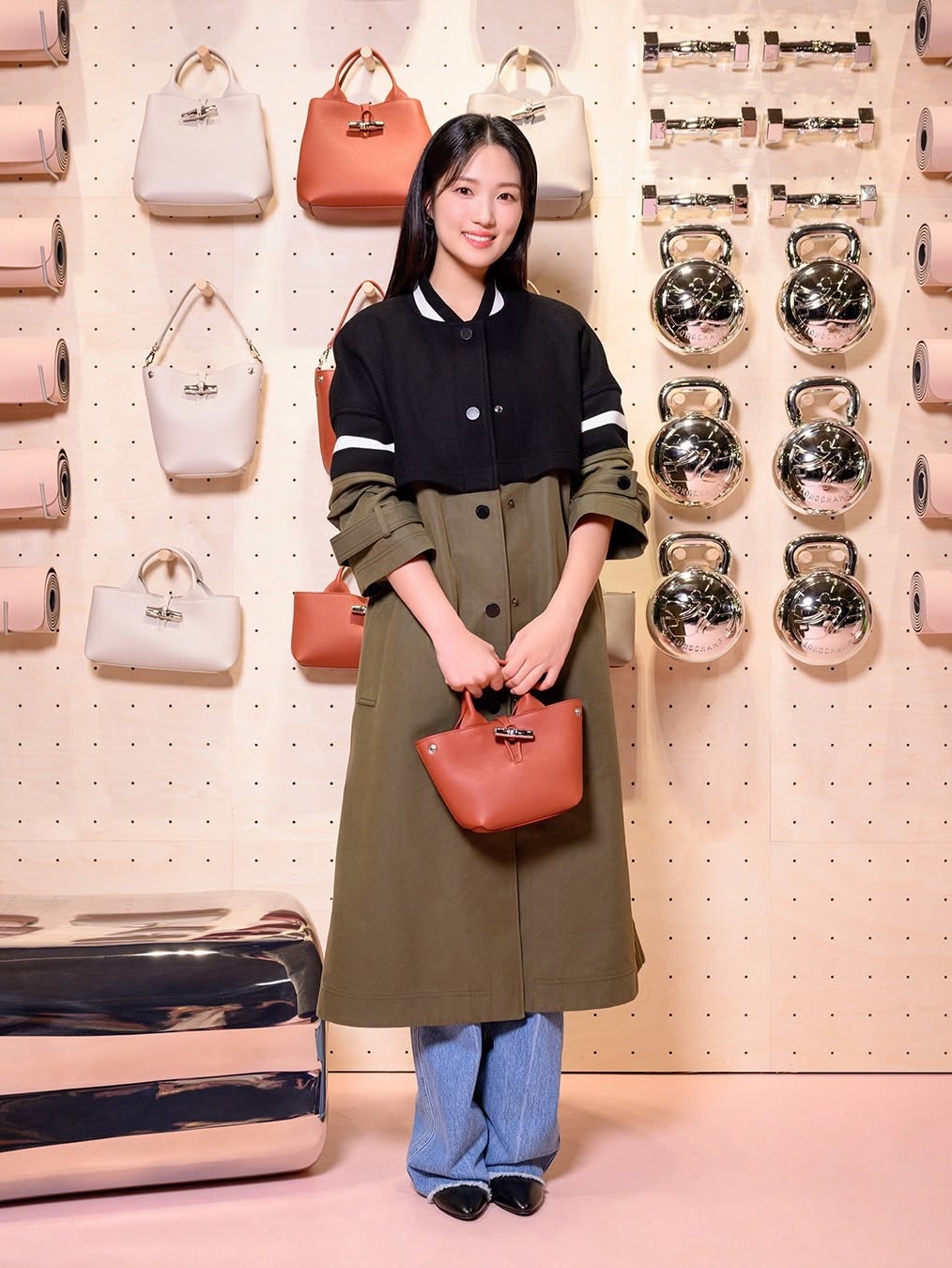 Longchamp Le Roseau S Top Handbag Paper, Longchamp Le Roseau Essential M Tote Bag Black 착용 스타일 - 4
