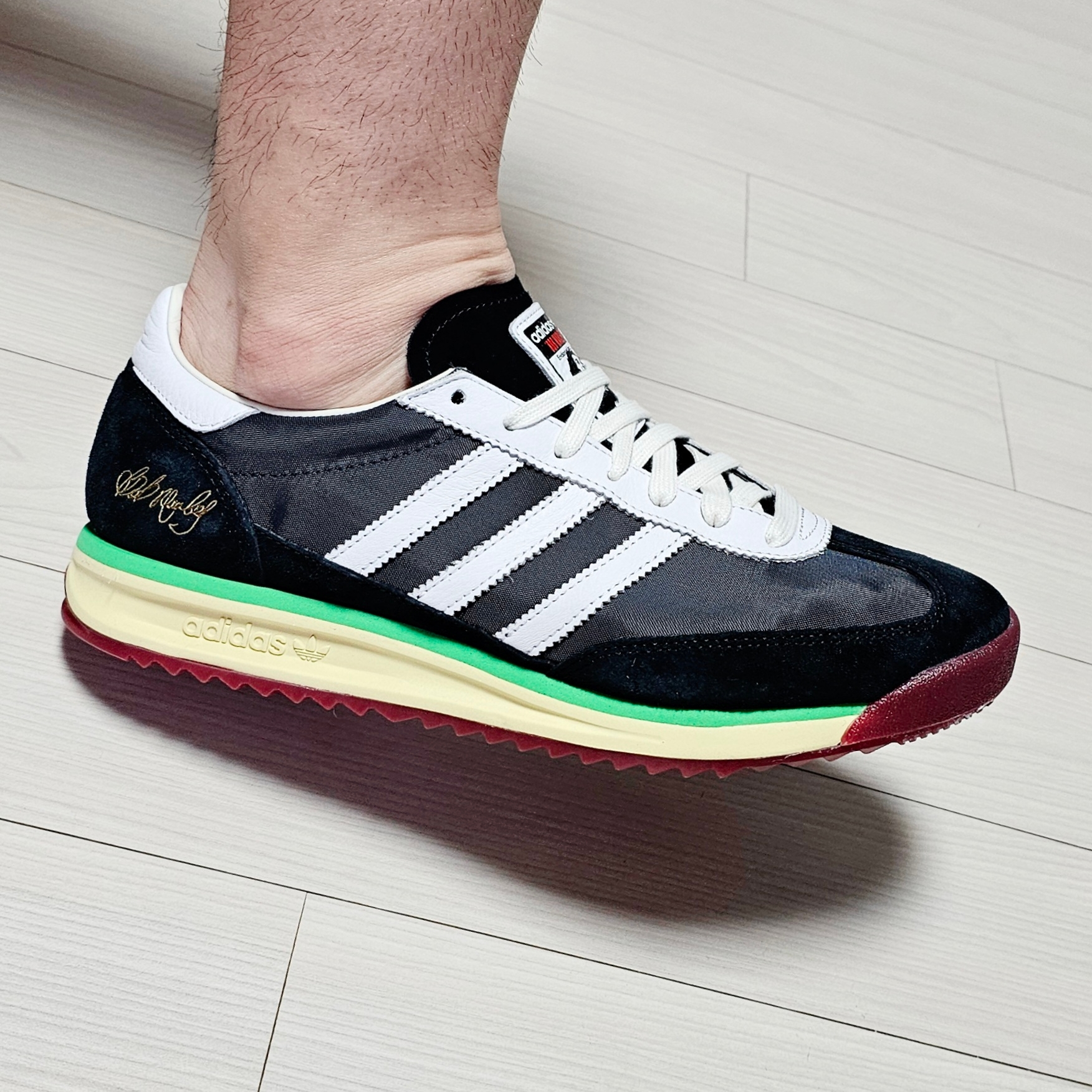 Adidas x Bob Marley SL 72 Core Black Cloud White 착용 스타일 - 1