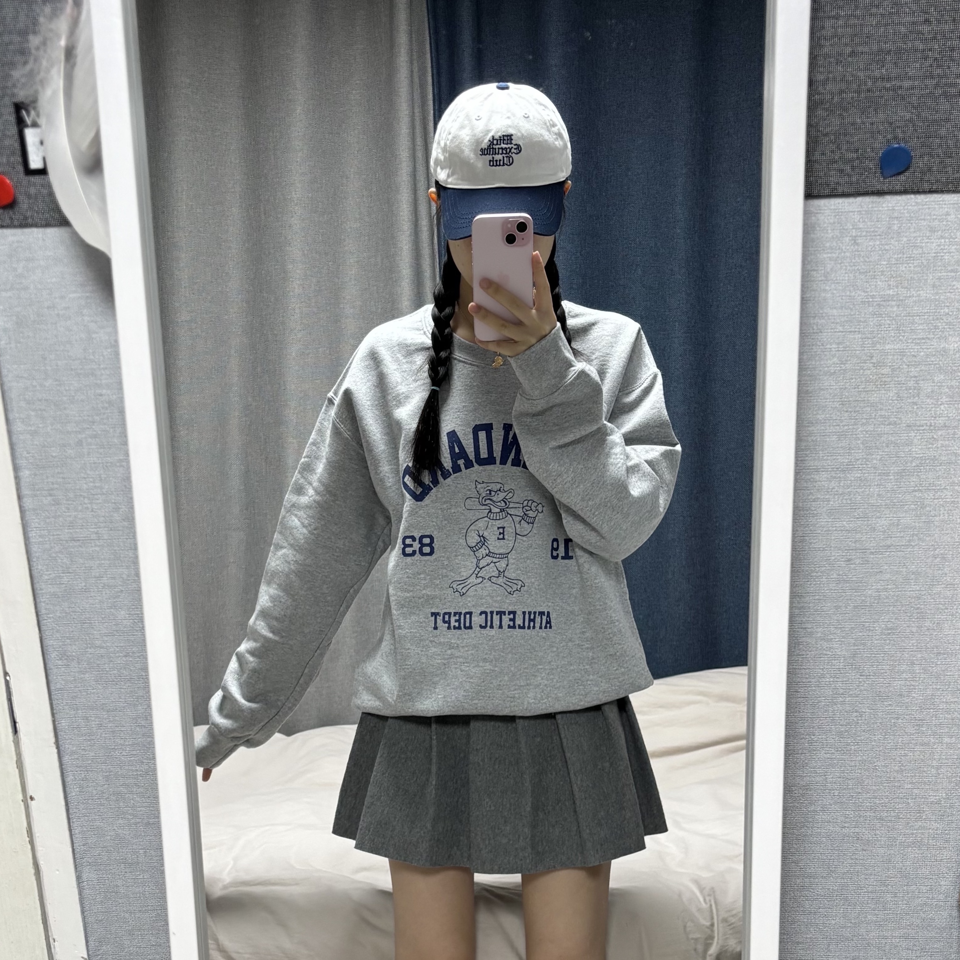 Gildan X EMEM Standard Duck Crewneck Gray 착용 스타일 - 5