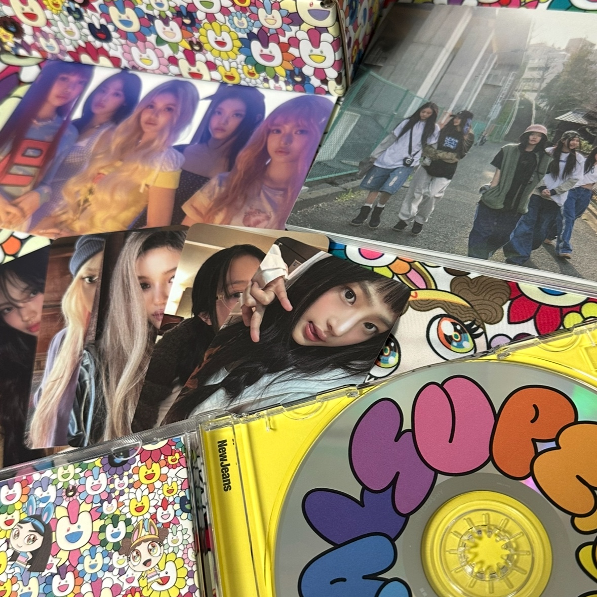 NewJeans Supernatural NJ x Murakami Drawstring Bag Ver. 착용 스타일