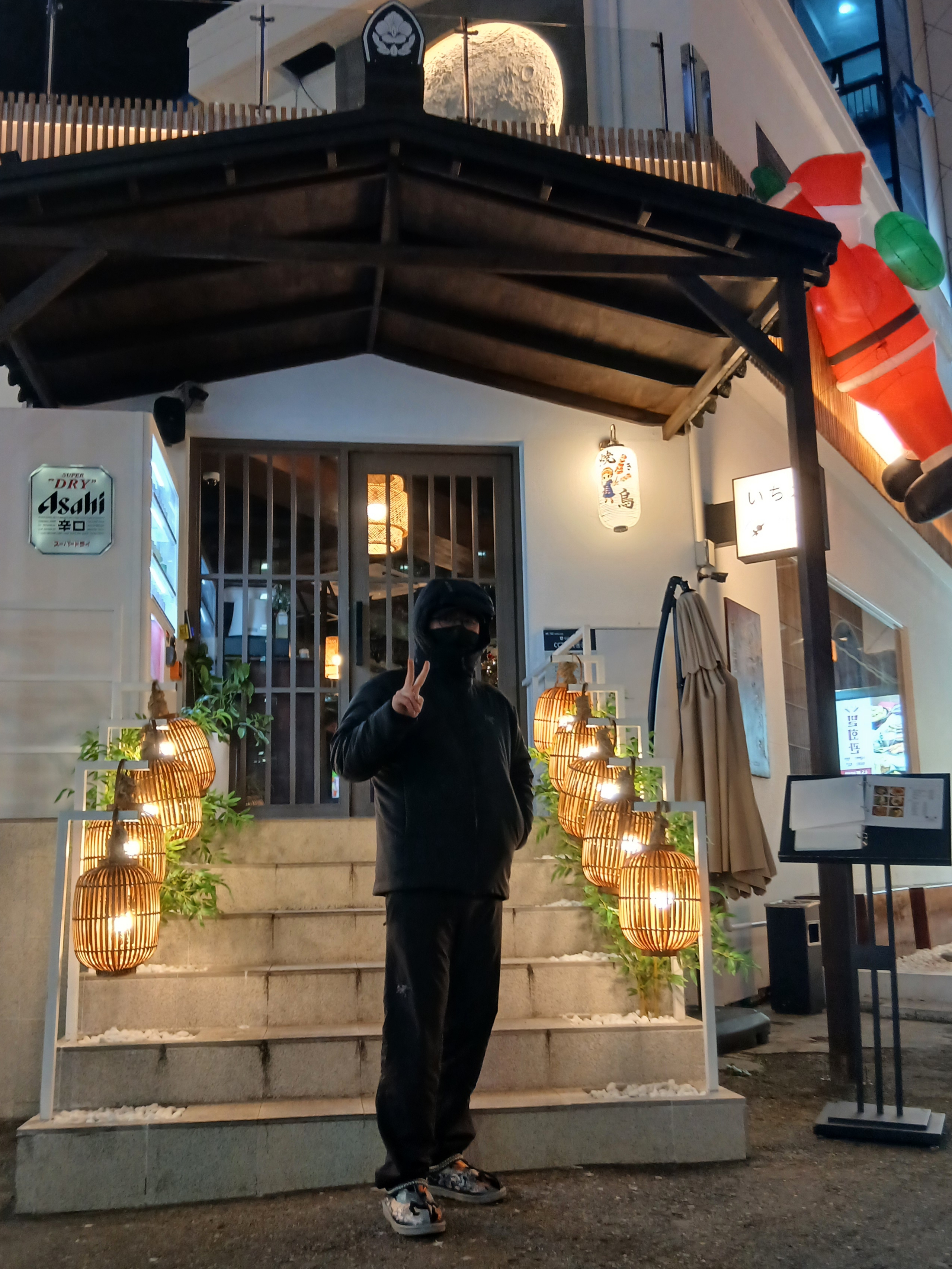 Arc'teryx Atom Heavyweight Hoody Black, UGG x Palace Tasman Slipper Black Camo 착용 스타일 - 1