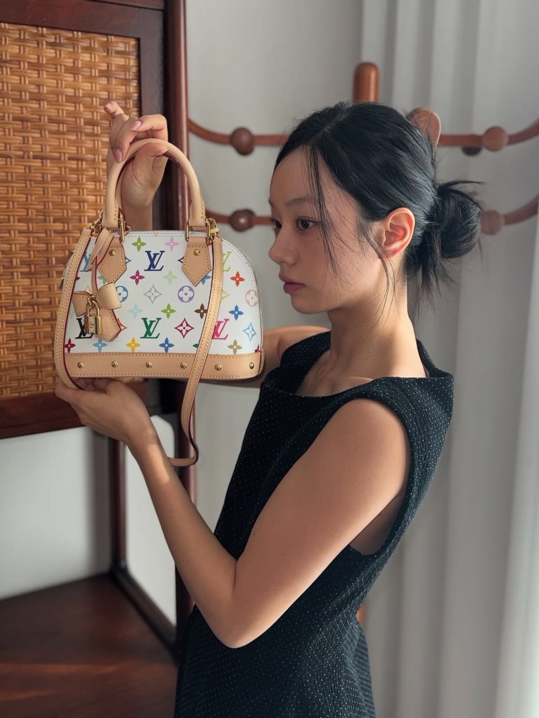 Louis Vuitton x Murakami Takashi Alma BB Multicolor White, Louis Vuitton x Murakami Takashi Pochette Accessoires Multicolor Blanc 착용 스타일 - 1