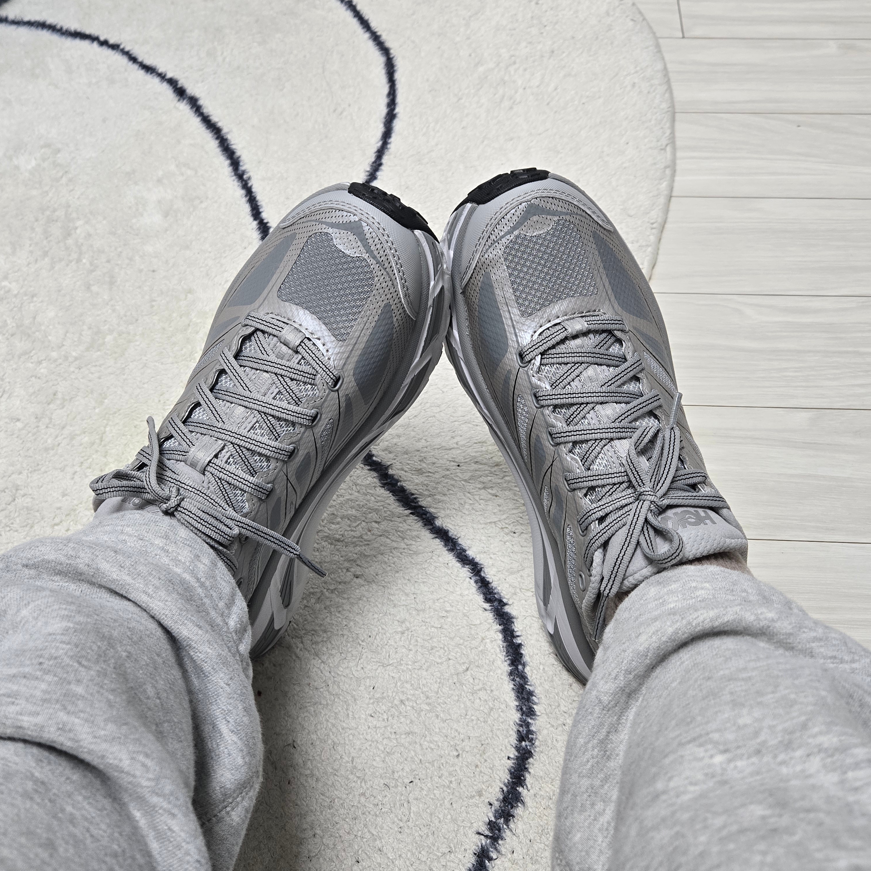 Hoka Mafate Speed 2 Stellar Grey Galactic Grey 착용 스타일 - 2