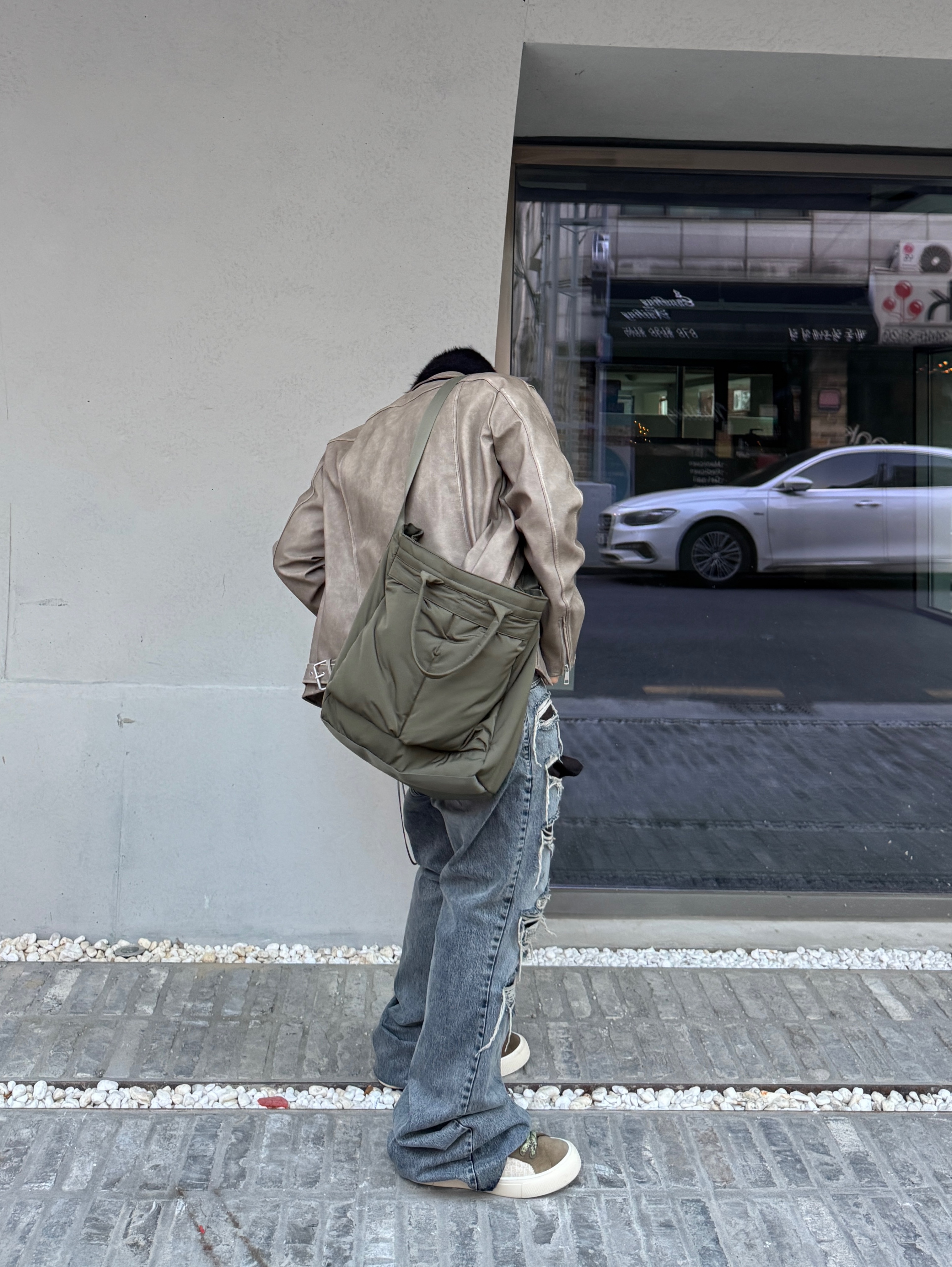 OMO Distressed Flared Jean Blue, Dior B33 Sneakers Khaki Cream Dior Oblique Jacquard 착용 스타일