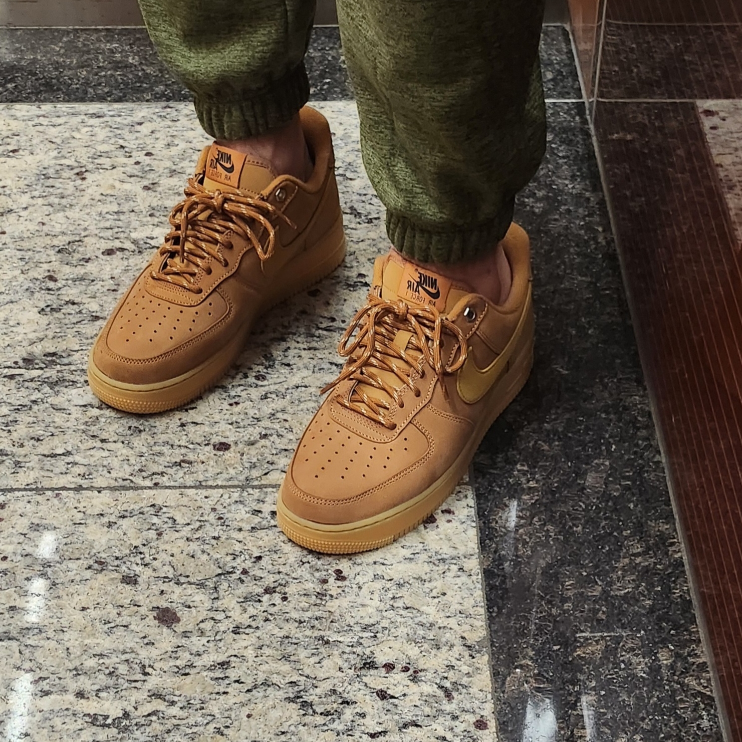 Nike Air Force 1 '07 WB Flax 착용 스타일 - 1