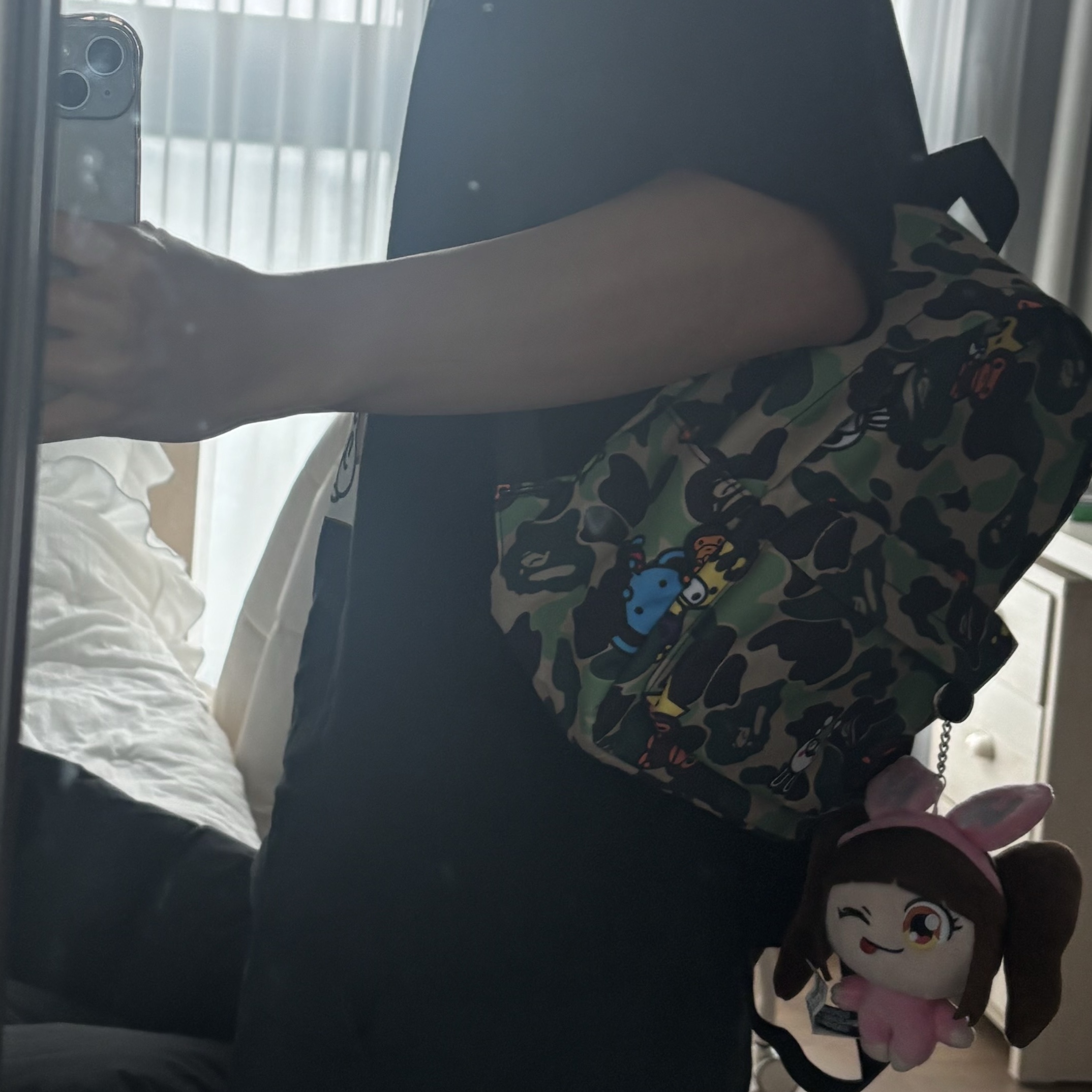 NewJeans x Murakami Plush Keyring Hanni, BAPE ABC Milo All Friends Mini Backpack Green 착용 스타일 - 4