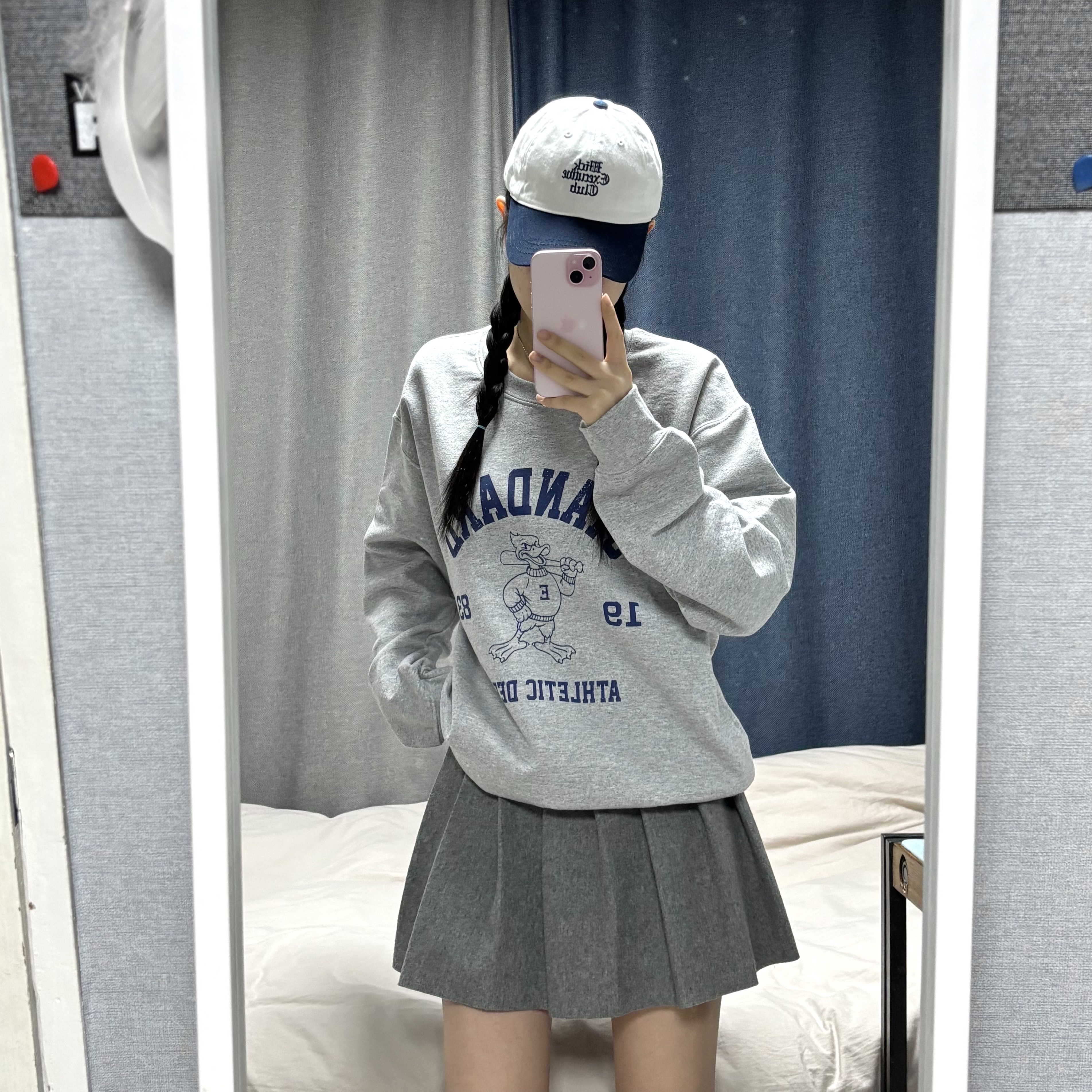 Gildan X EMEM Standard Duck Crewneck Gray 착용 스타일 - 3