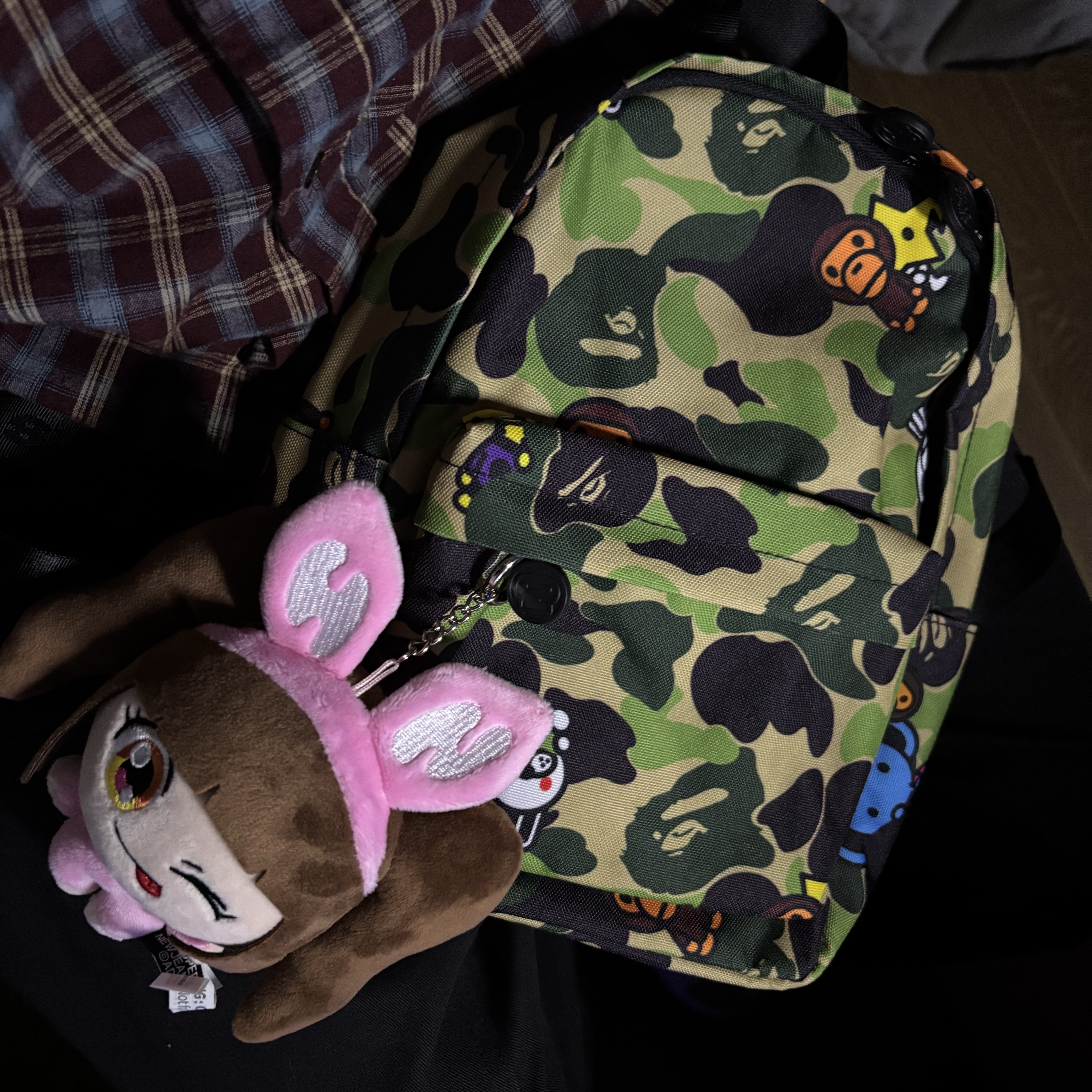 NewJeans x Murakami Plush Keyring Hanni, BAPE ABC Milo All Friends Mini Backpack Green 착용 스타일 - 2