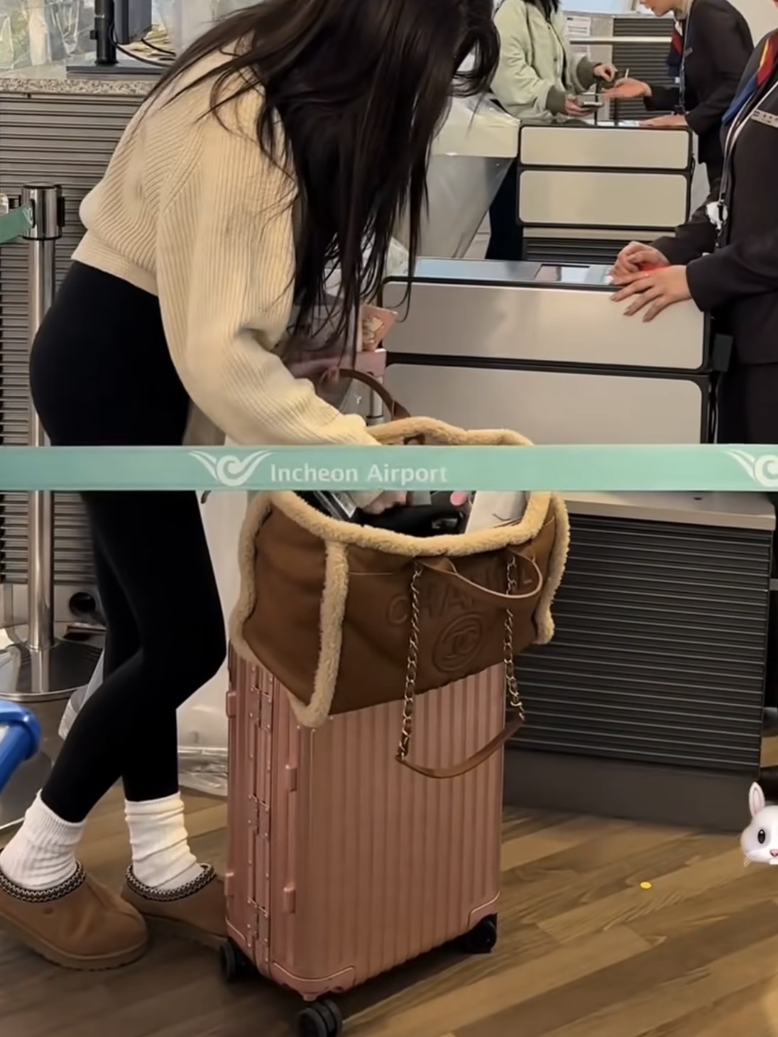 Chanel Large Shopping Bag Shearling Lambskin & Gold Brown Beige, Rimowa Original Cabin Aluminium Suitcase Quartz Pink 착용 스타일 - 2