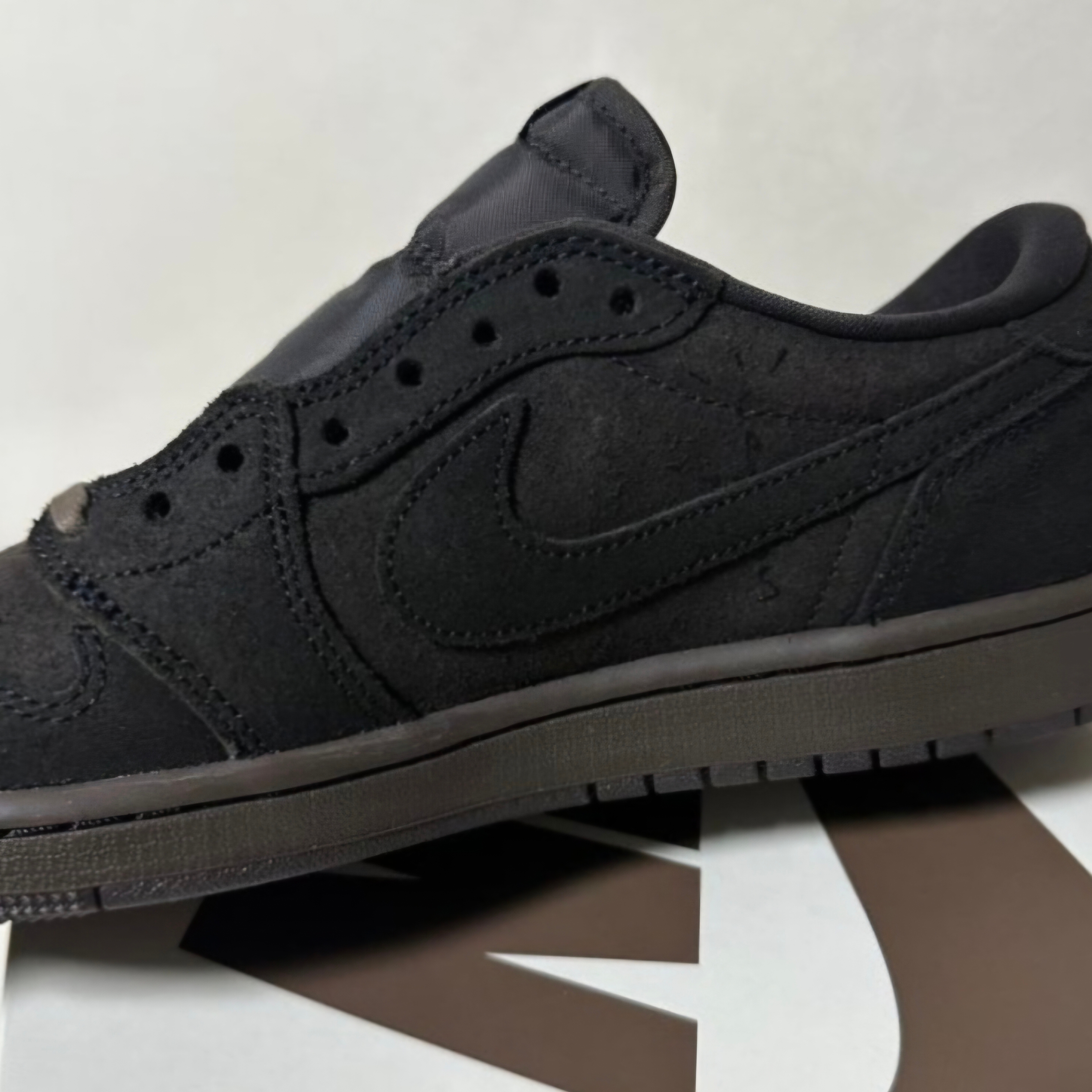 Jordan 1 x Travis Scott Retro Low OG SP Velvet Brown and Dark Mocha 착용 스타일 - 1