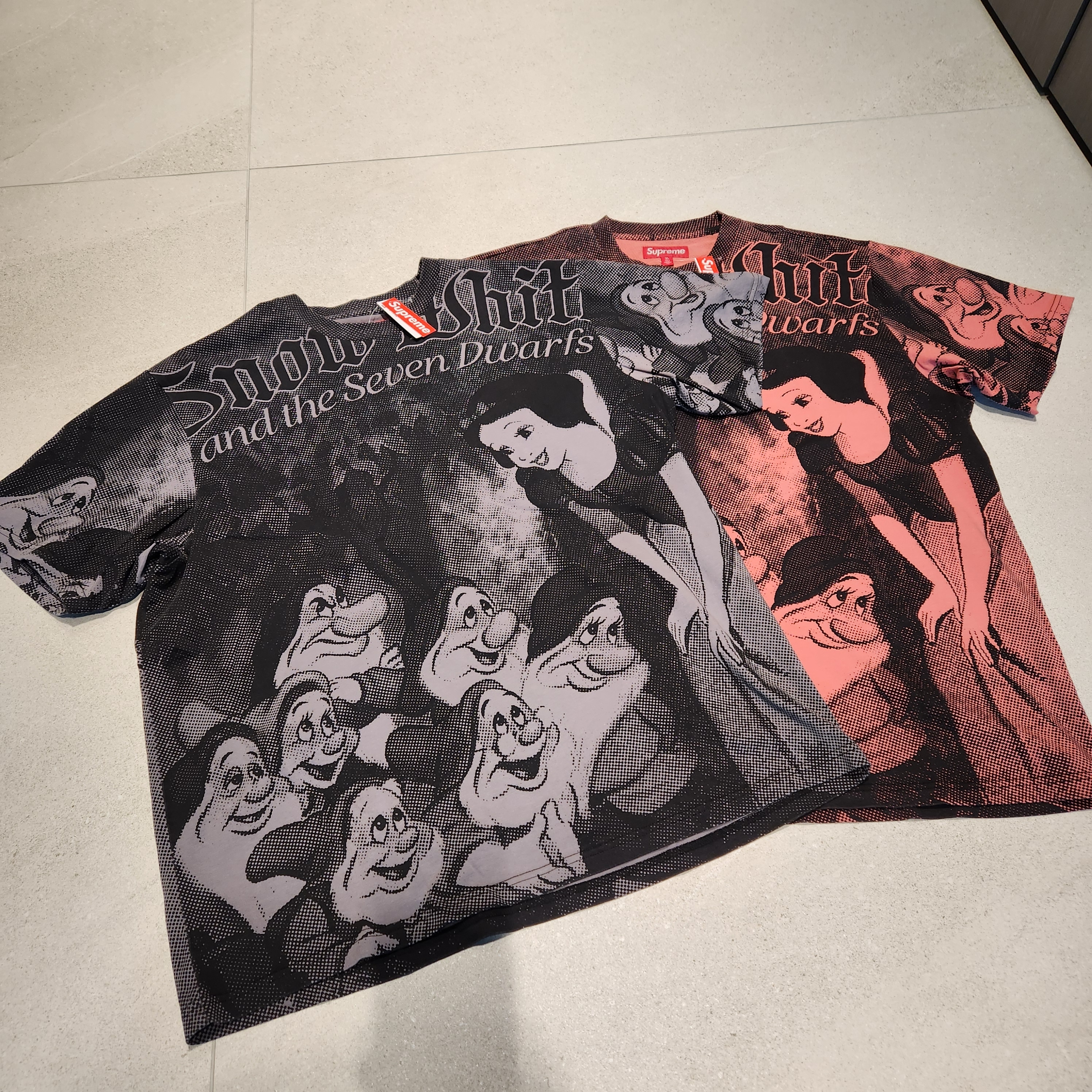 Supreme Snow White S/S Top Grey - 24FW, Supreme Snow White S/S Top Pink - 24FW 착용 스타일