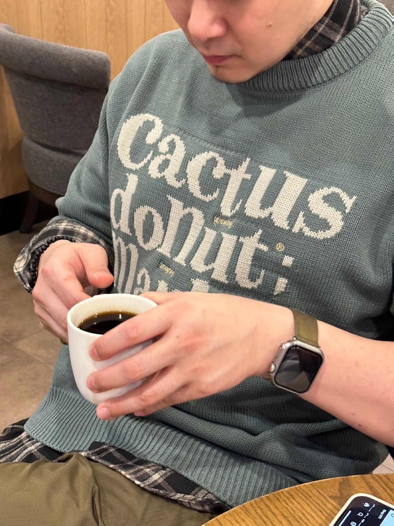 Cactusdonutmarket Cdm Basic Logo Sweater - Khaki, Apple Watch SE 2024 44mm GPS Cellular Starlight Aluminium Case with Sport Band M/L Starlight (Korean Ver.) 착용 스타일