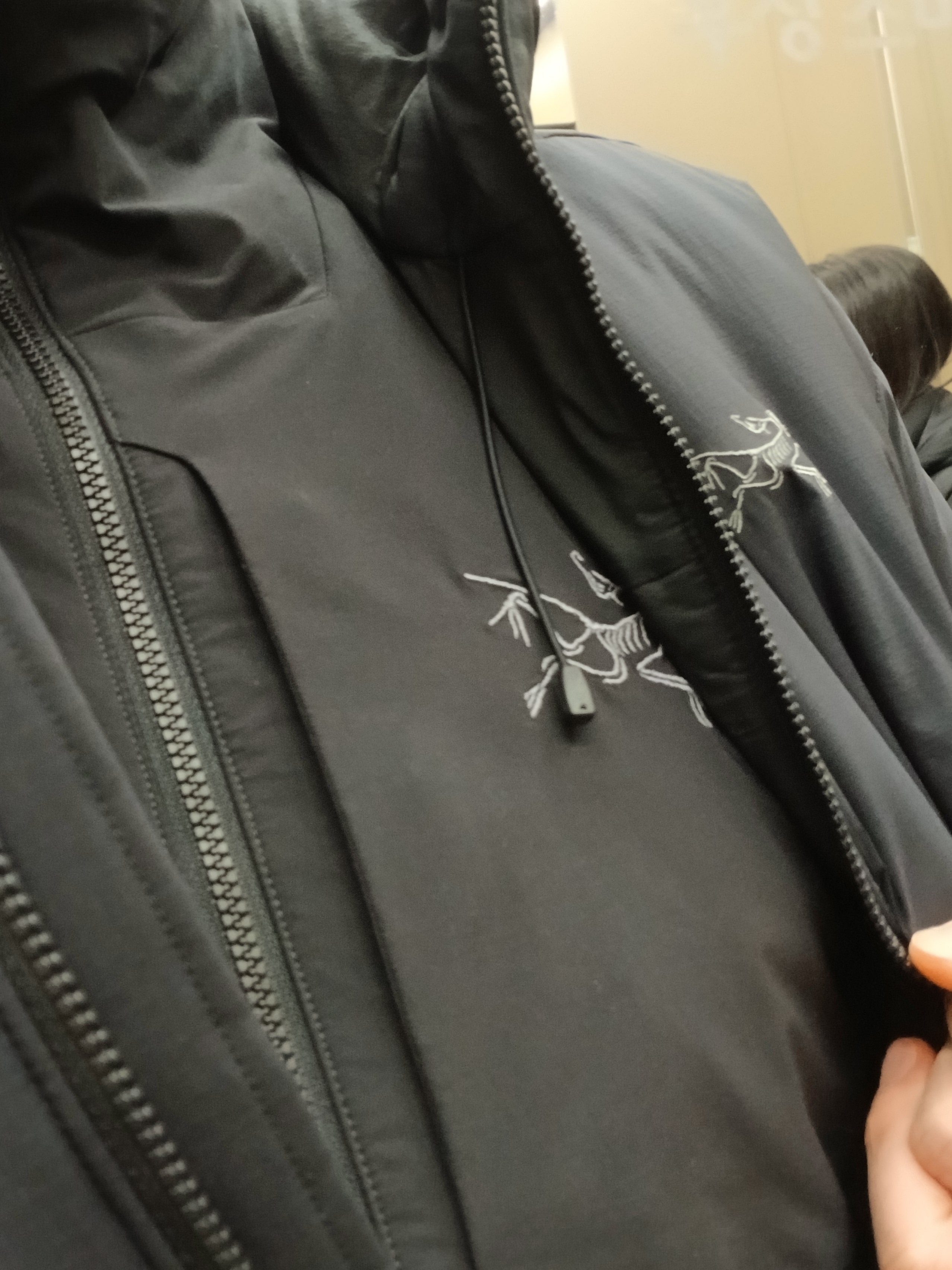 Arc'teryx Allium Insulated Jacket Black, Arc'teryx Atom Heavyweight Hoody Black 착용 스타일 - 4