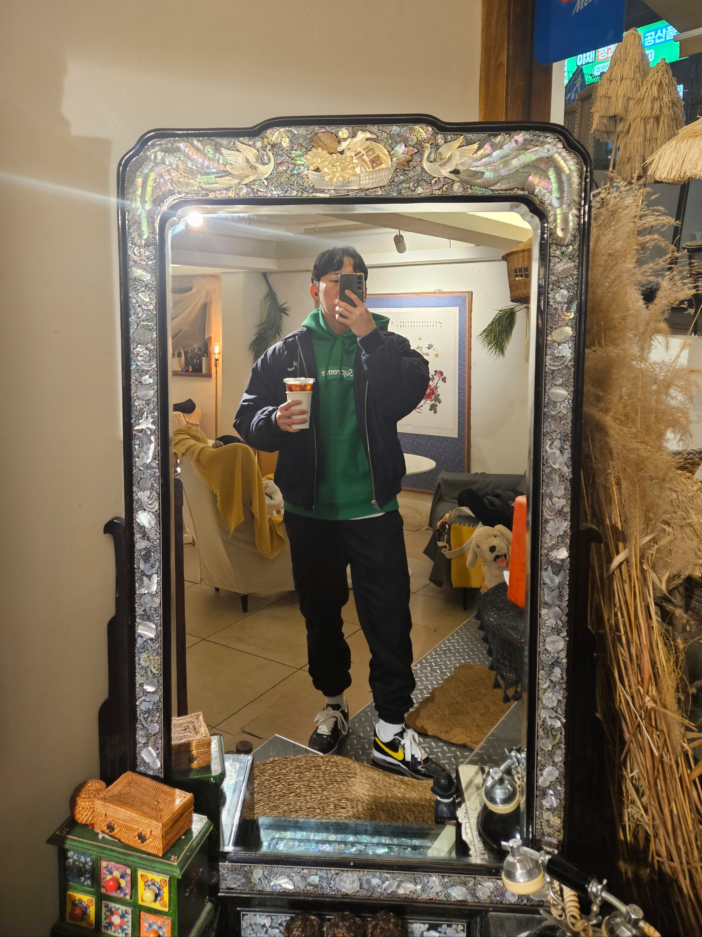 Supreme Box Logo Hooded Sweatshirt Green - 24FW, Supreme Peace Embroidered Work Jacket Navy - 23FW 착용 스타일