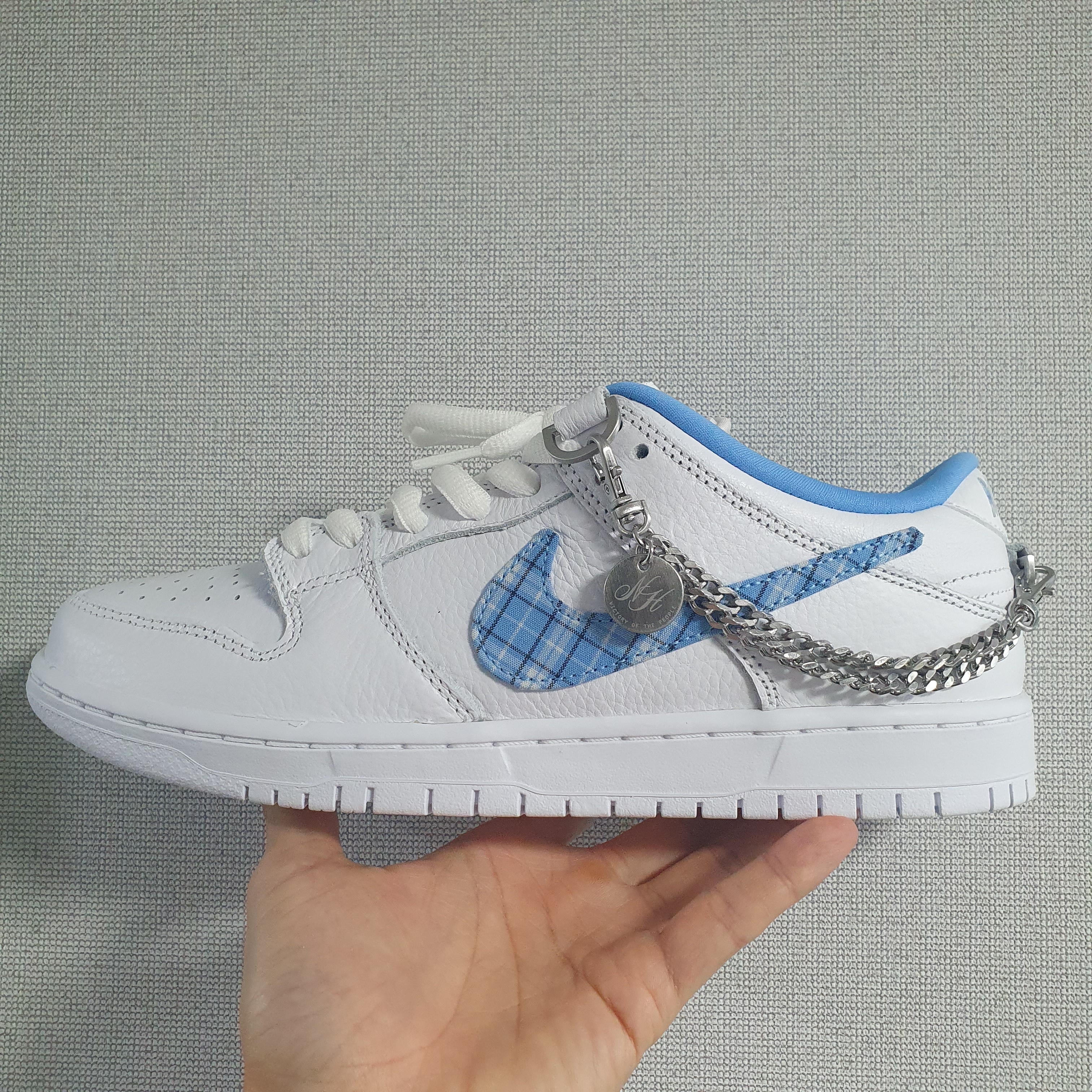 Nike x Nicole Hause SB Dunk Low Pro White and University Blue 착용 스타일 - 3