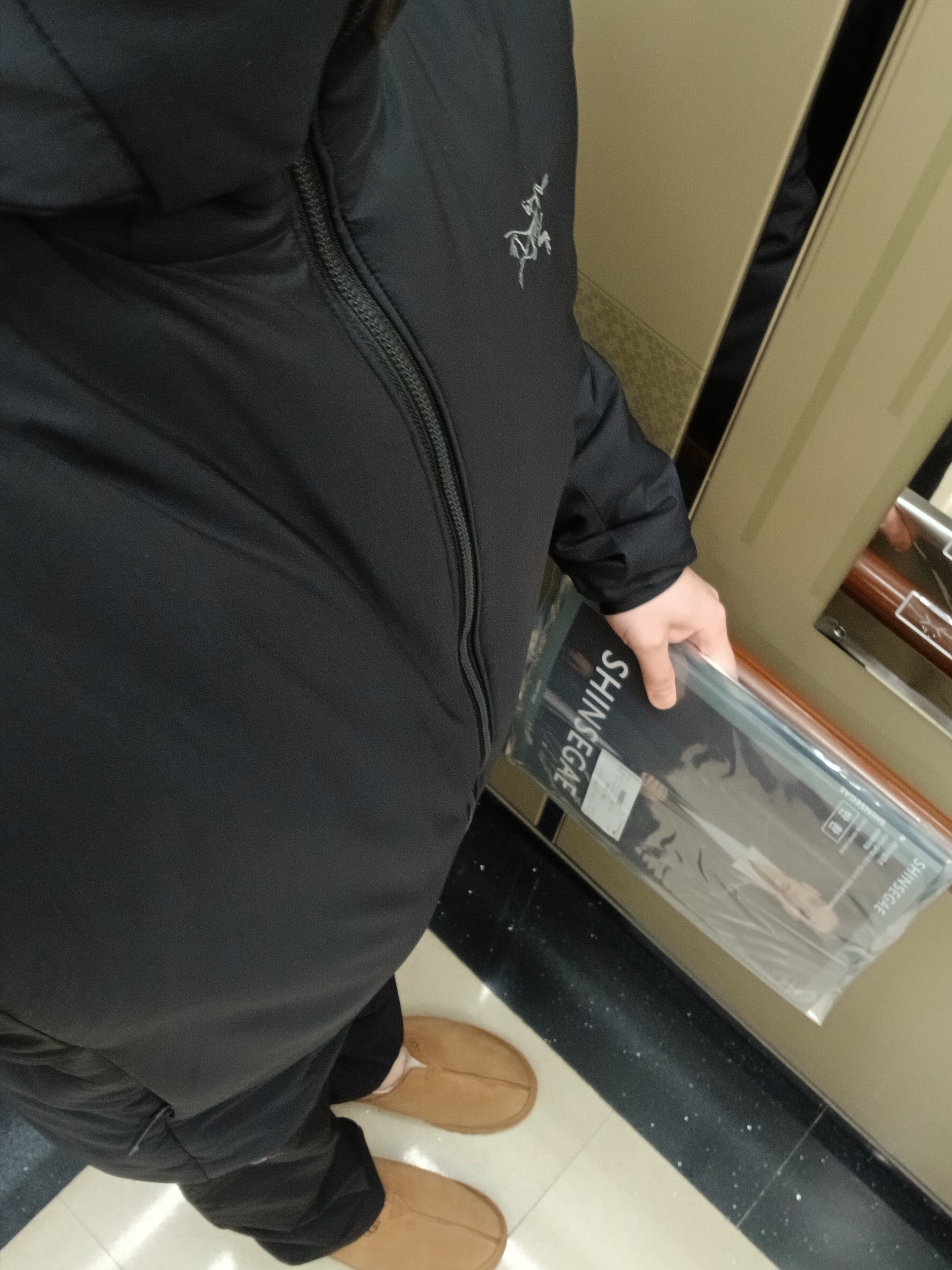 Arc'teryx Allium Insulated Jacket Black, Arc'teryx Atom Heavyweight Hoody Black 착용 스타일 - 3
