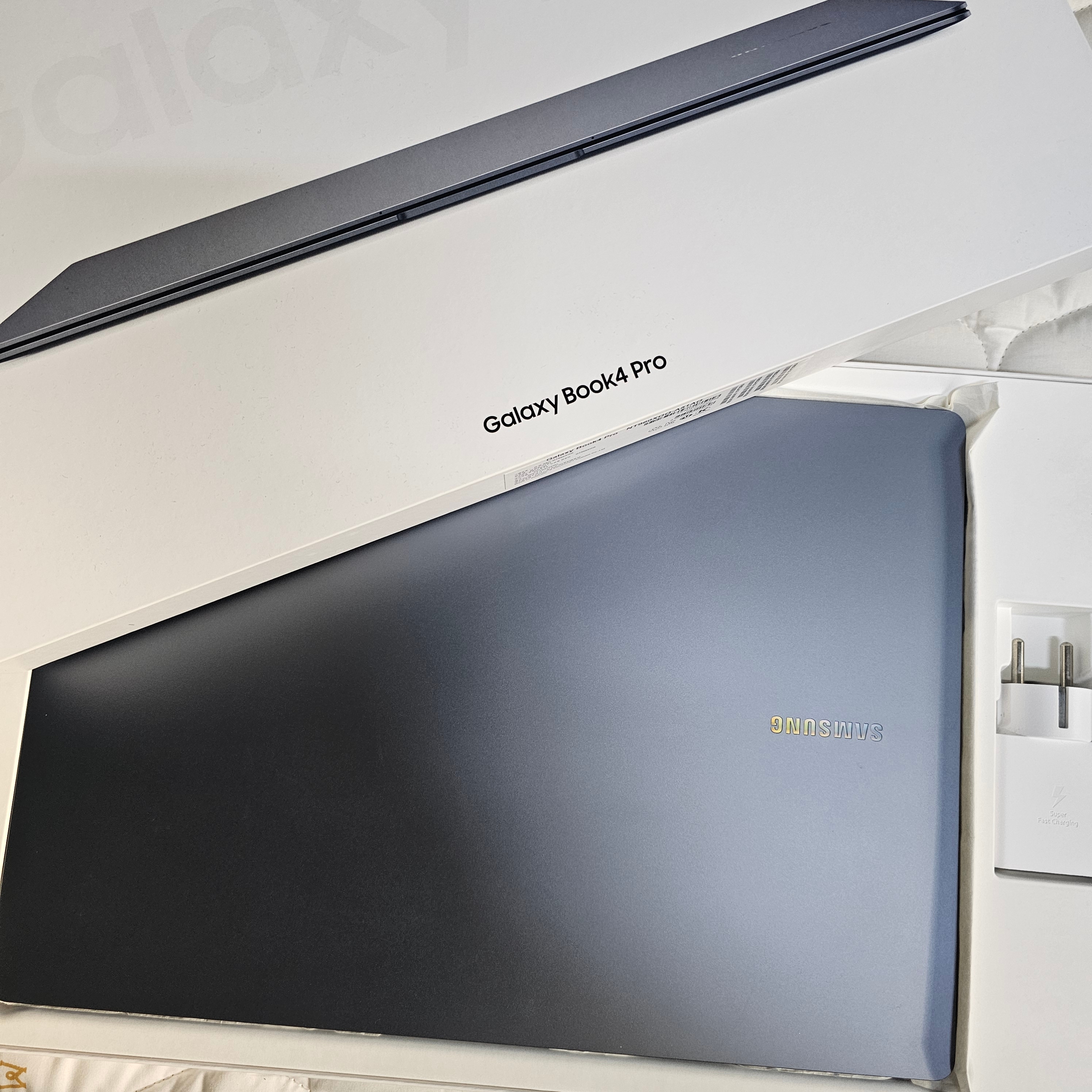 Samsung Galaxy Book4 Pro 40.6cm Ultra 7 512GB NVMe SSD / 32GB RAM Moonstone Grey (Korean Ver.) 착용 스타일