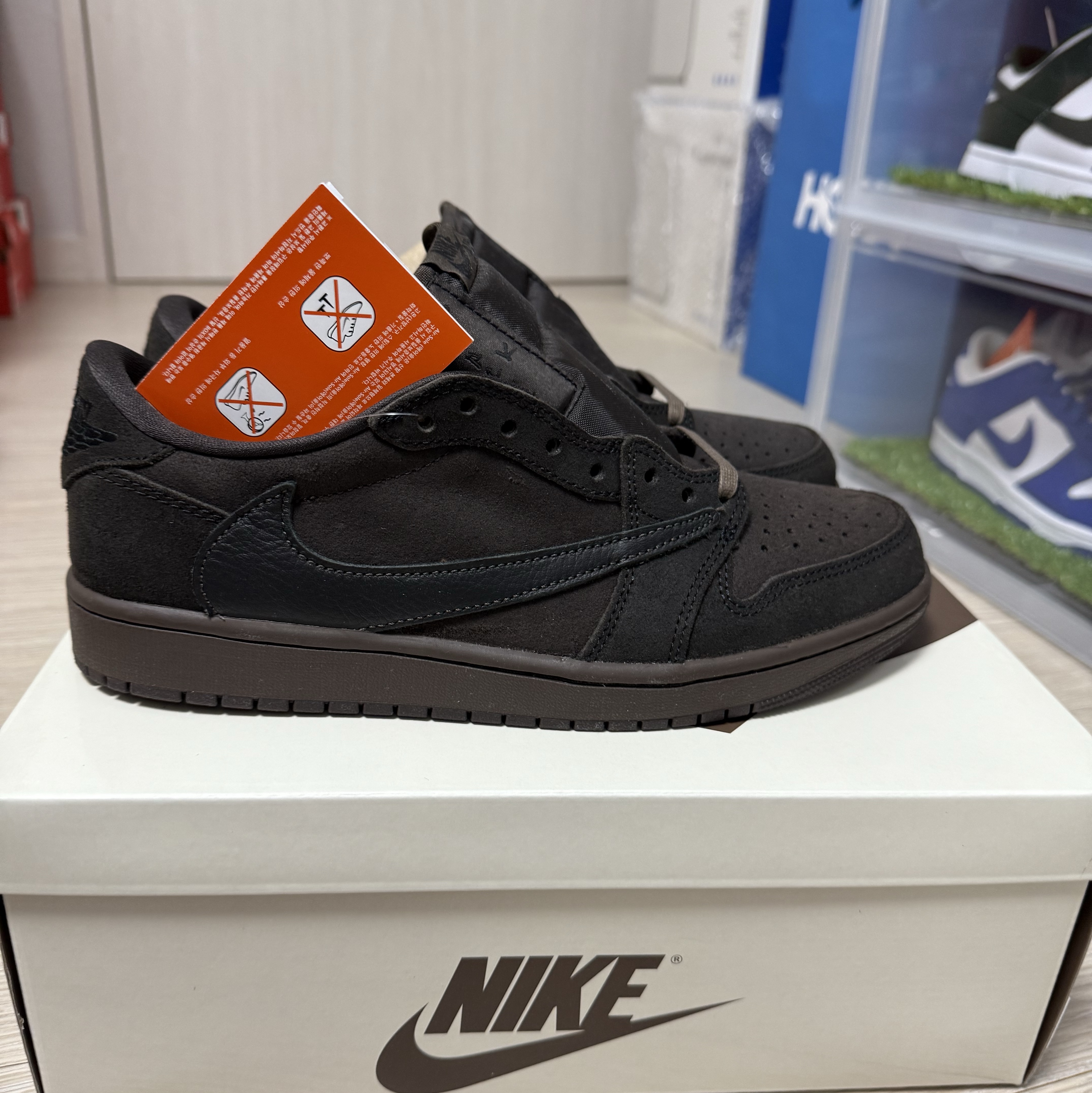 Jordan 1 x Travis Scott Retro Low OG SP Velvet Brown and Dark Mocha 착용 스타일 - 1
