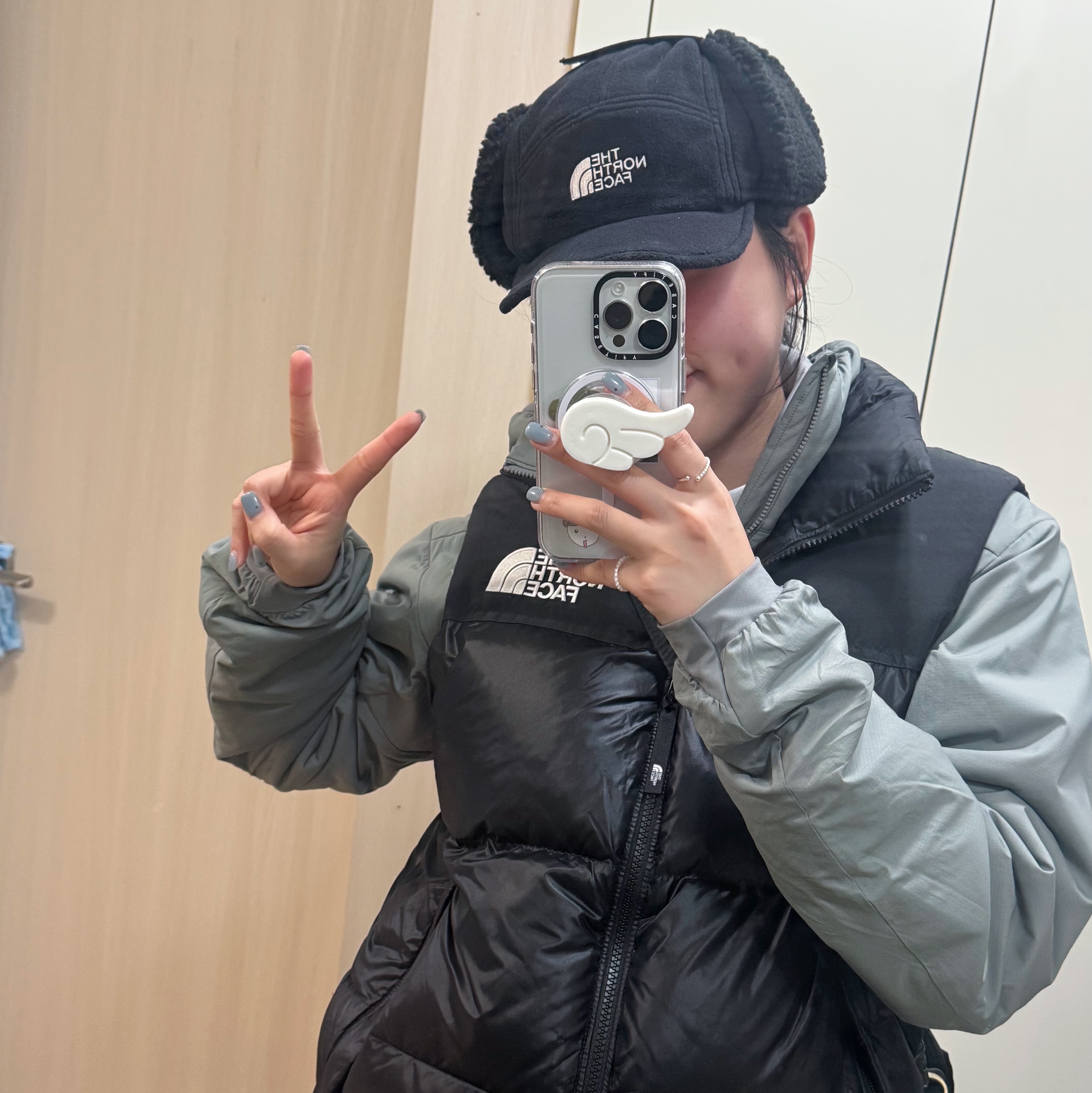 The North Face Nuptse On Ball Vest Black, Arc'teryx Atom LT Hoody Void 착용 스타일