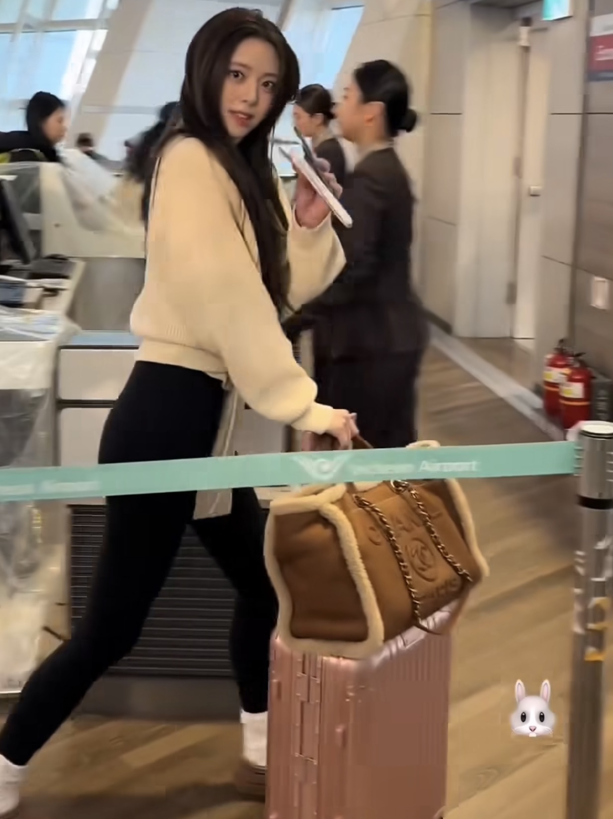 Chanel Large Shopping Bag Shearling Lambskin & Gold Brown Beige, Rimowa Original Cabin Aluminium Suitcase Quartz Pink 착용 스타일 - 1