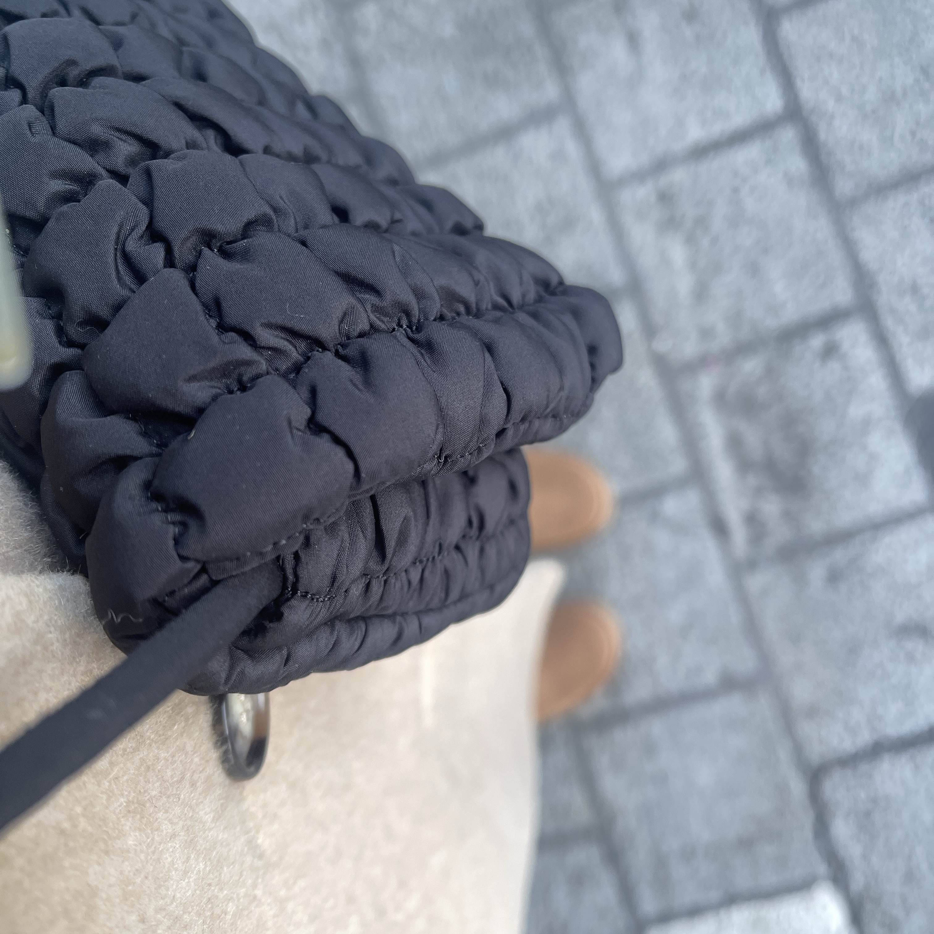 COS Quilted Crossbody Messenger Bag Black 착용 스타일