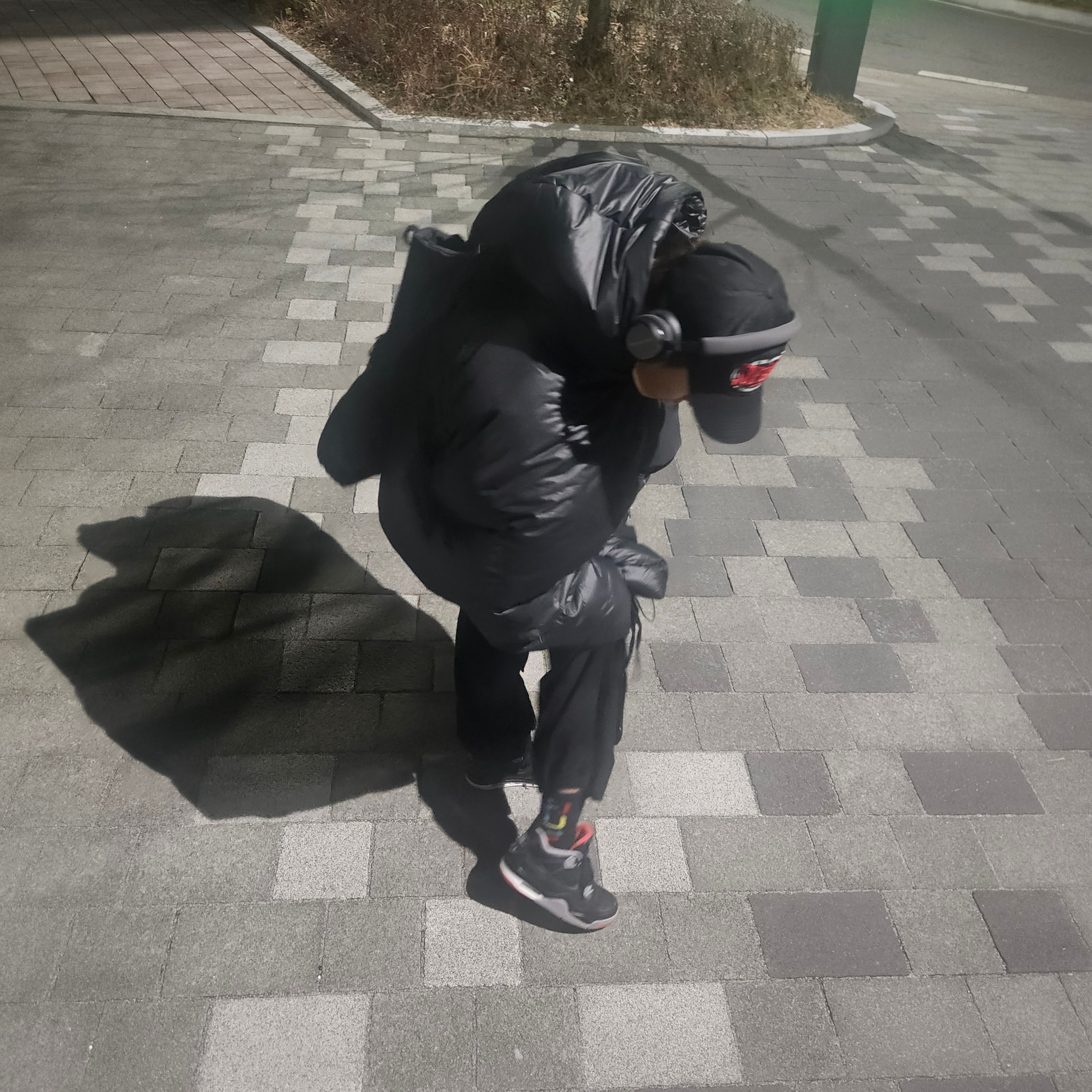 Supreme Warm Up 6-Panel Black - 23FW, Jordan 4 Retro Bred Reimagined 착용 스타일 - 1