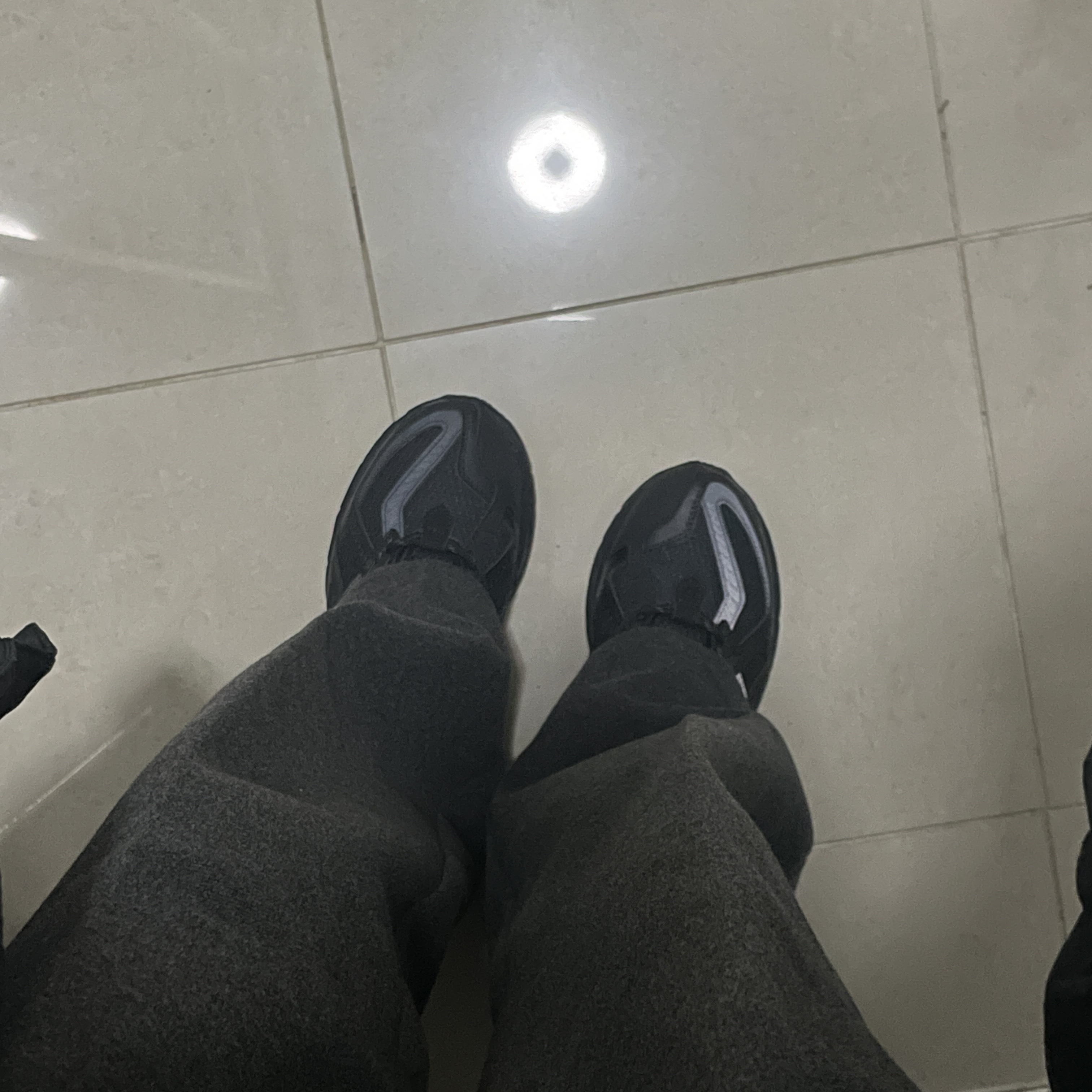 New Balance 1906U Triple Black 착용 스타일 - 1