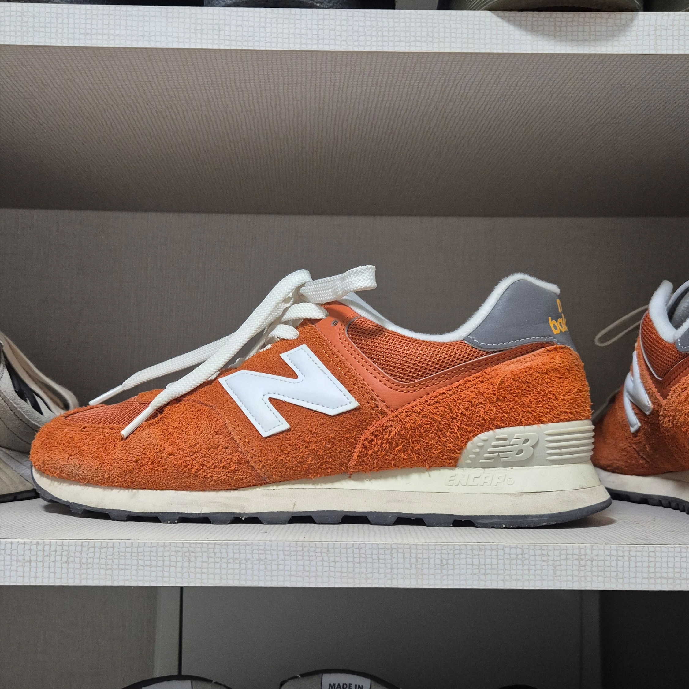 New Balance 574 Heritage Orange Burst White 착용 스타일