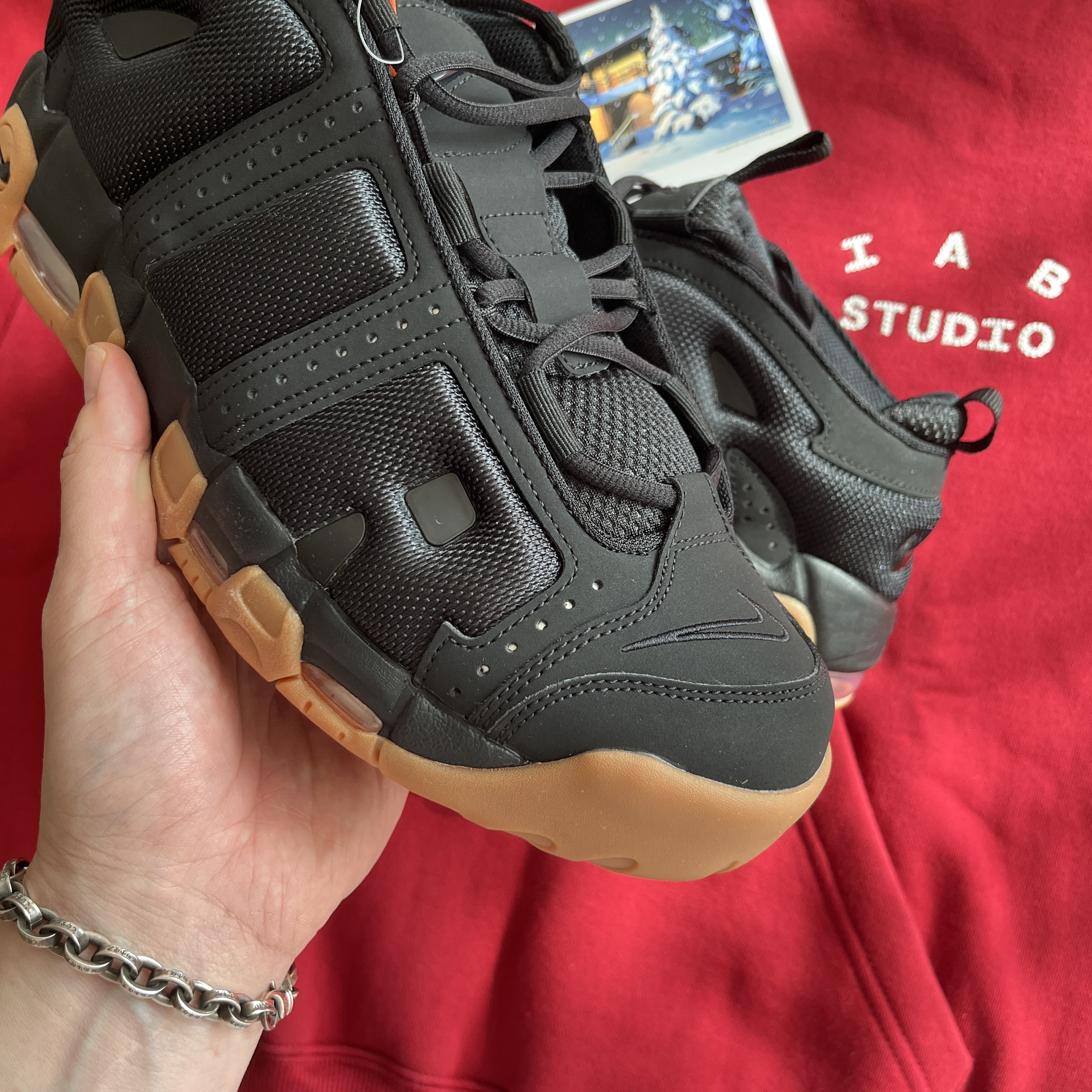 IAB Studio 24 Christmas Hoodie Burgundy Oatmeal, Nike Air More Uptempo Low Black and Gum Medium Brown 착용 스타일 - 2
