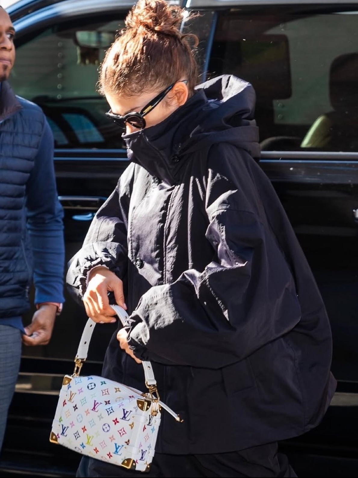 Louis Vuitton x Murakami Takashi Alma BB Multicolor White, Louis Vuitton x Murakami Takashi Pochette Accessoires Multicolor Blanc 착용 스타일 - 3