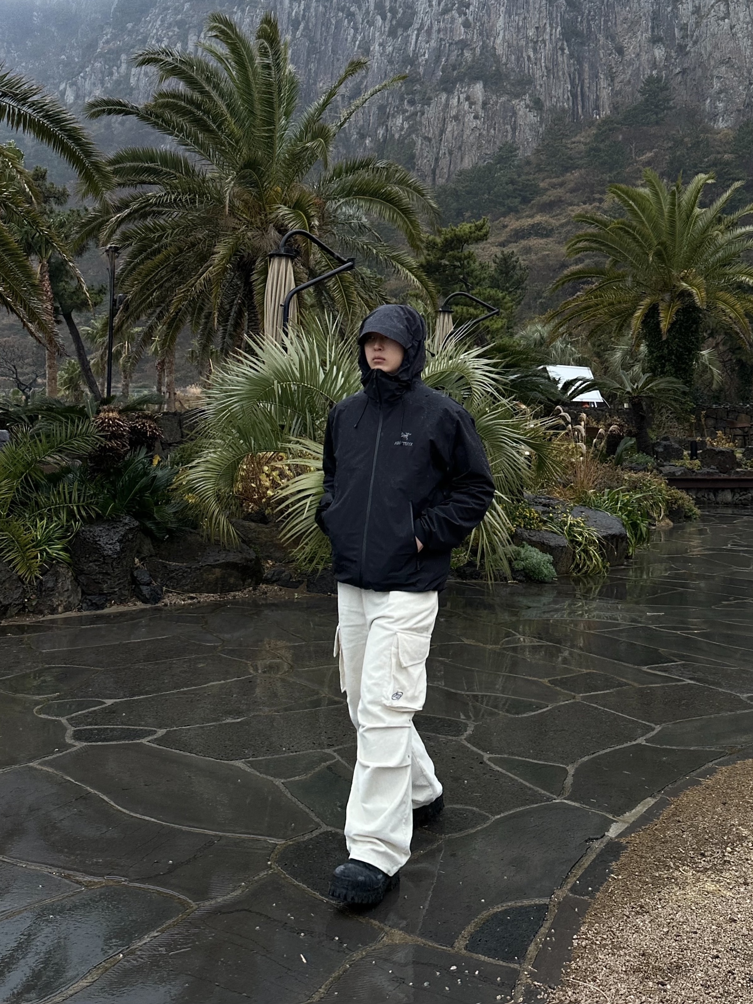 Arc'teryx Beta LT Jacket Black 착용 스타일