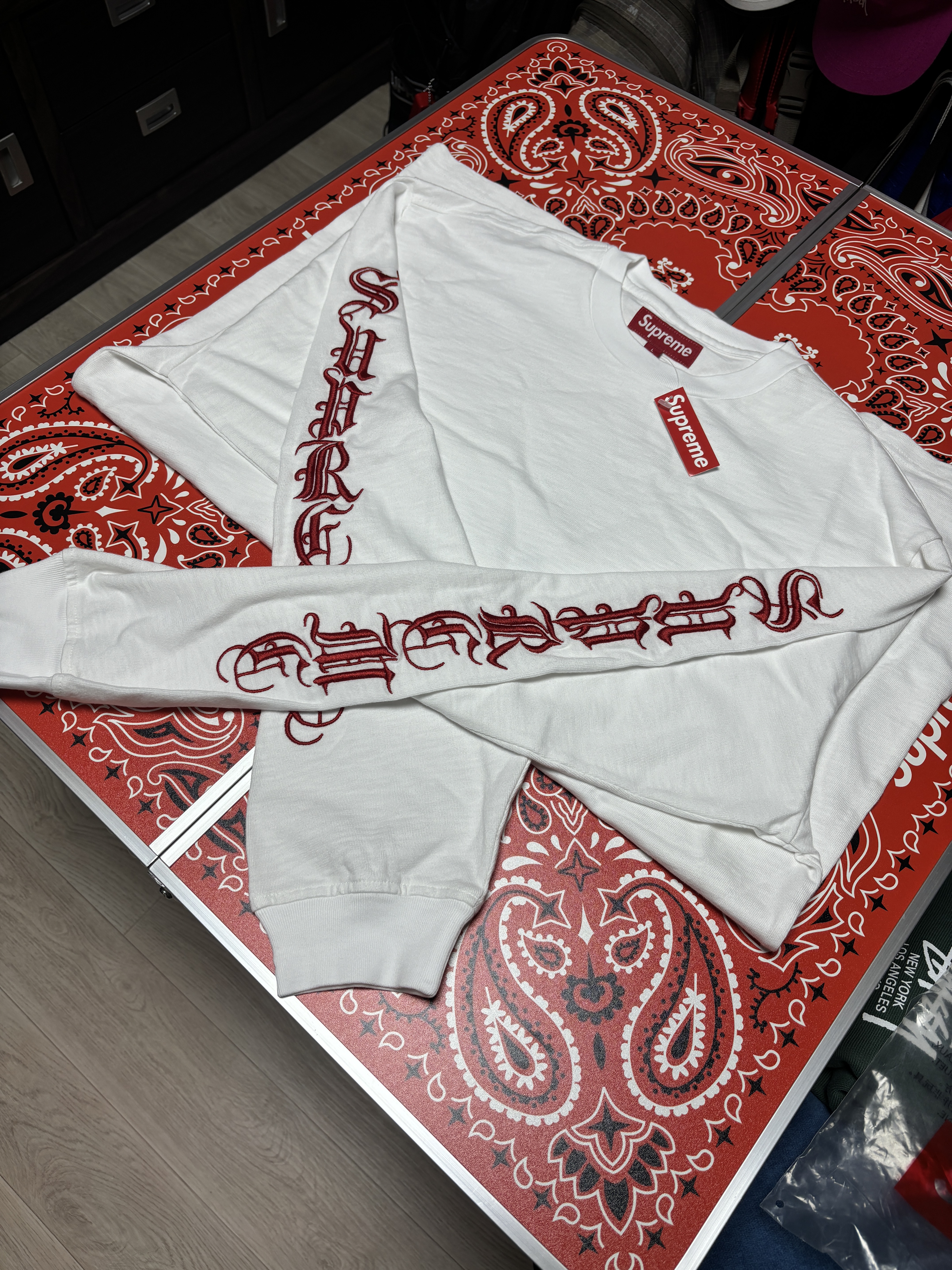 Supreme Small Box L/S T-Shirt Cheetah - 24FW, Supreme Leather Shoulder Bag Green - 24FW 착용 스타일 - 5
