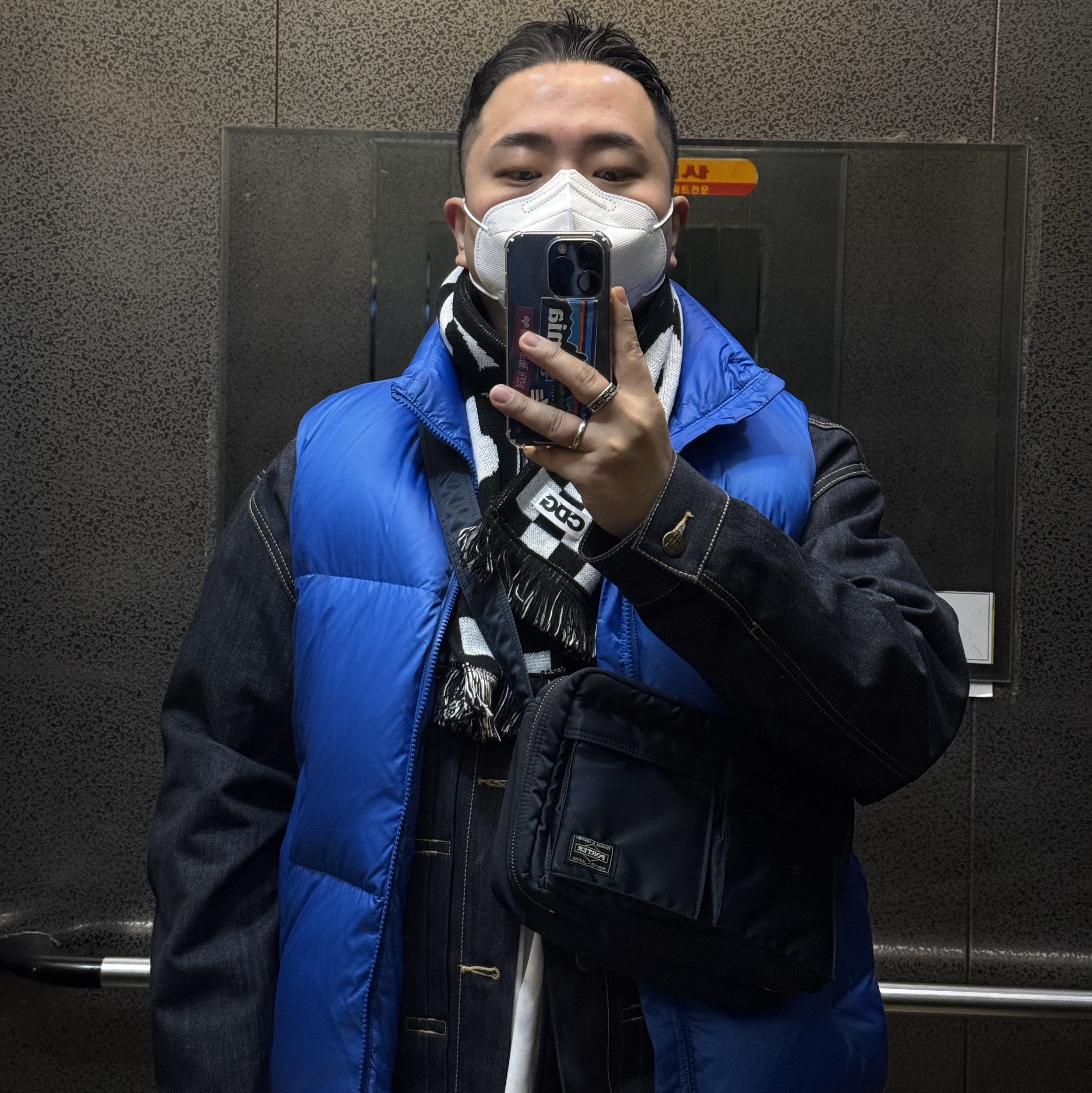 CDG Logo Check Muffler White Black, Porter Tanker Shoulder Bag S Iron Blue 착용 스타일