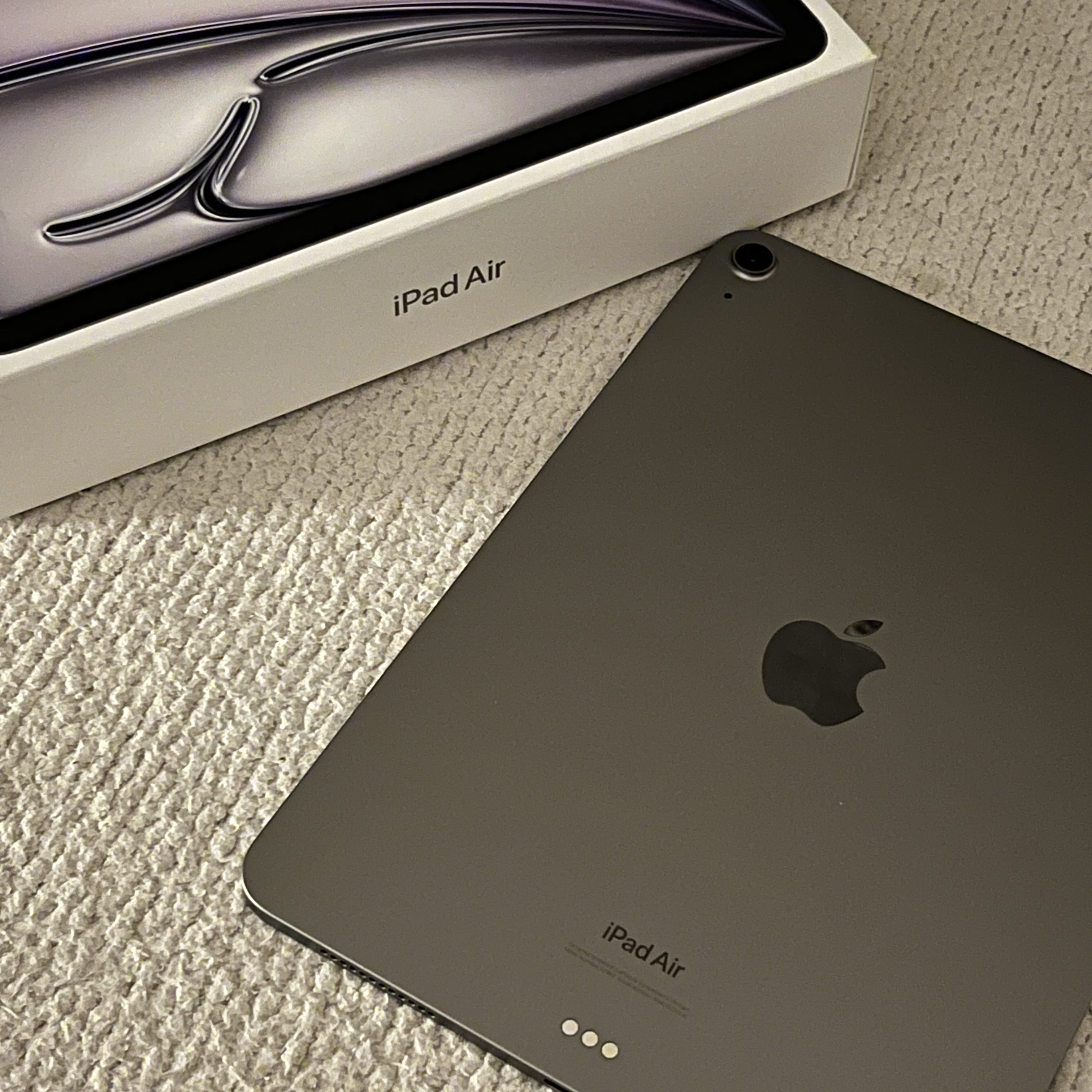 Apple iPad Air 6th Gen 11-inch Wifi 128GB Space Gray (Korean Ver.) 착용 스타일