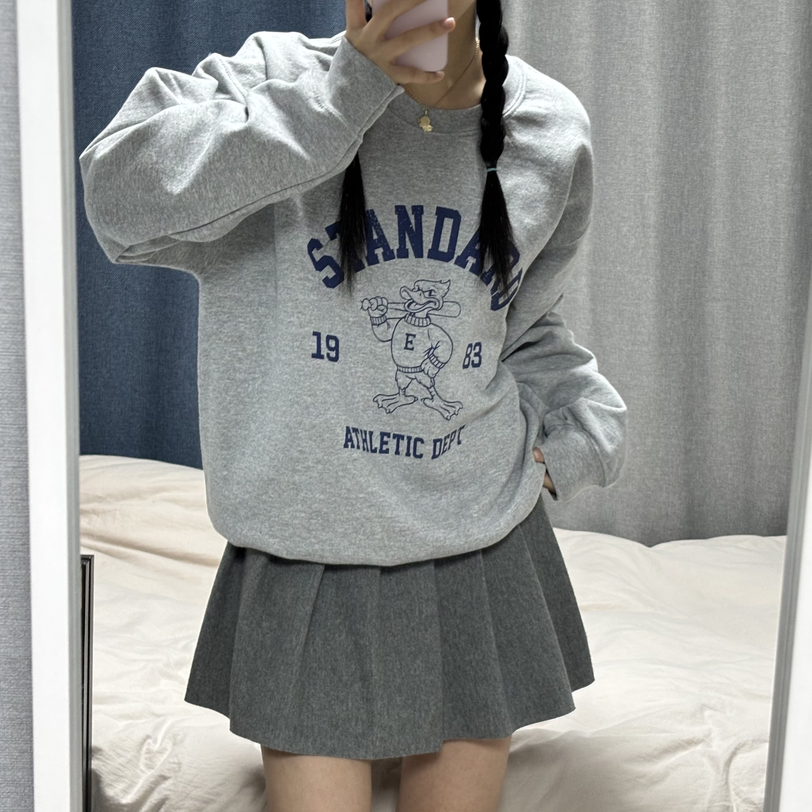 Gildan X EMEM Standard Duck Crewneck Gray 착용 스타일 - 2