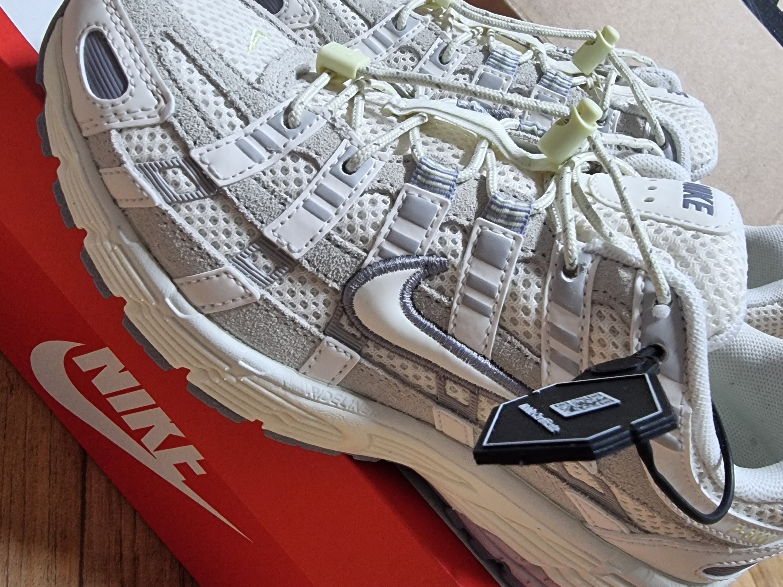 (W) Nike P-6000 Light Bone Cement Grey 착용 스타일 - 2